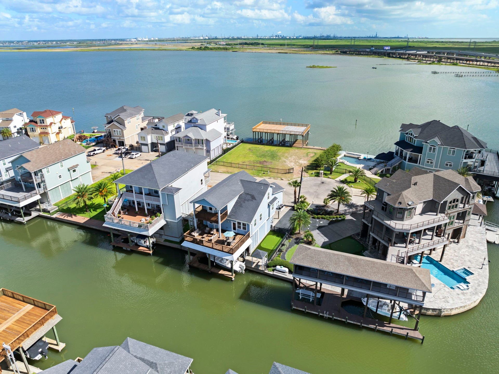 414 Jeanie Lynne Circle, Tiki Island, TX 77554