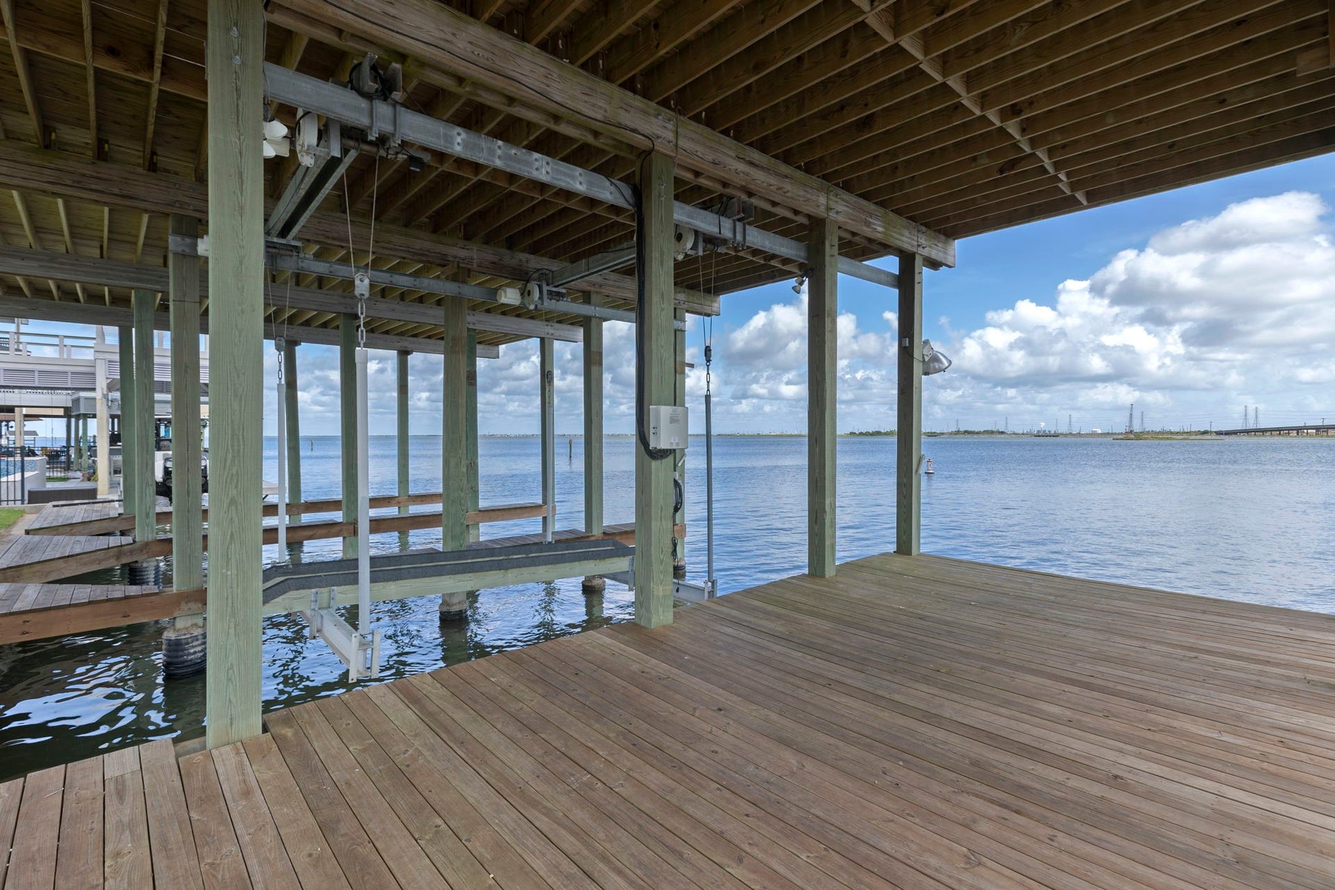 414 Jeanie Lynne Circle, Tiki Island, TX 77554