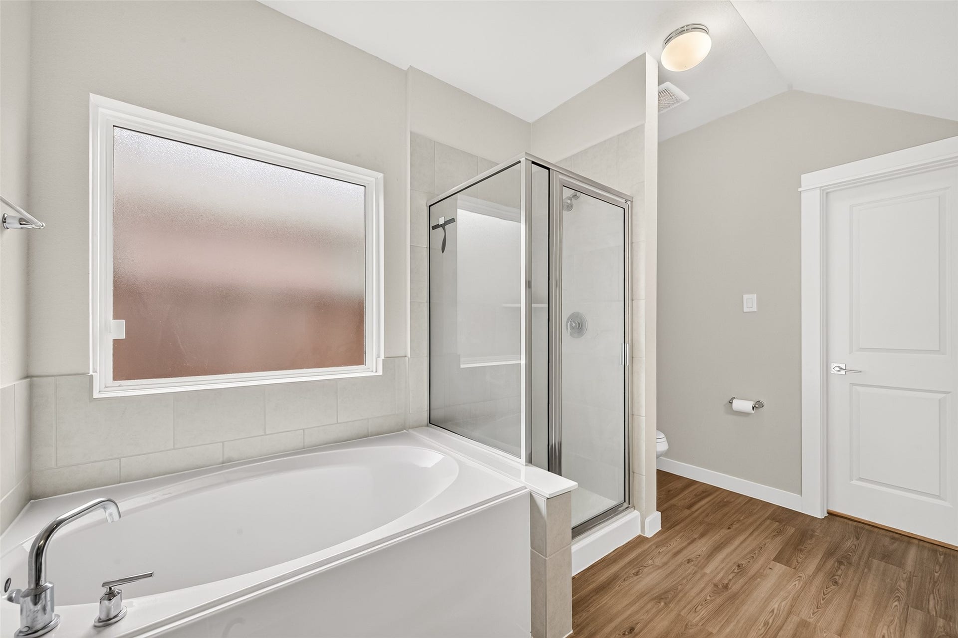 32922 Ruthie Dean Drive, Fulshear, TX 77423 A separate soaking tub and glass-enclosed shower give the primary bathroom flexible options for your daily routine.