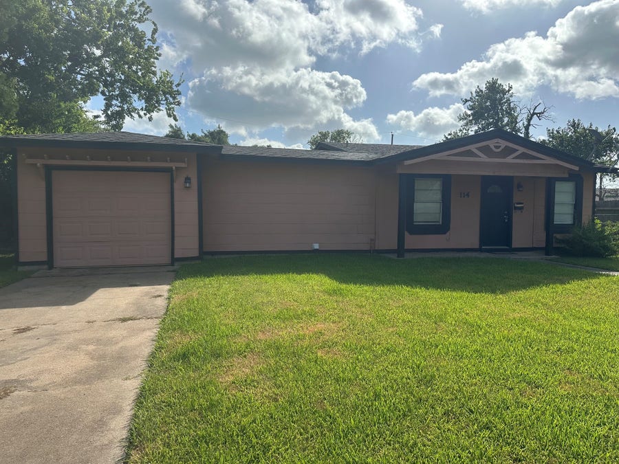 Property photo for 114 Forest Oaks Lane, Lake Jackson, TX