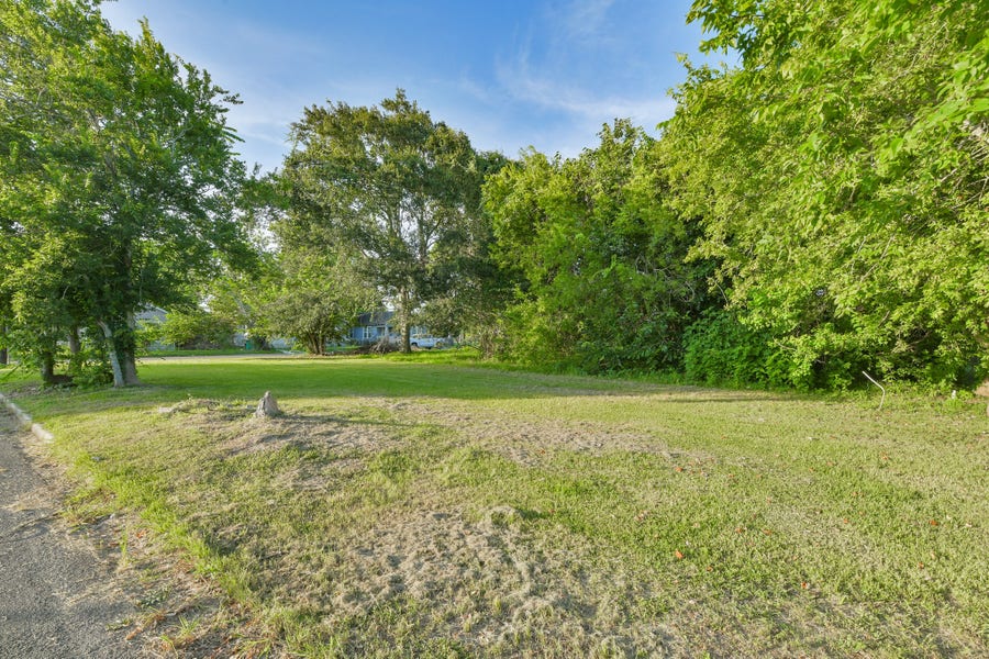Property photo for 613 W Nazro Street, Baytown, TX