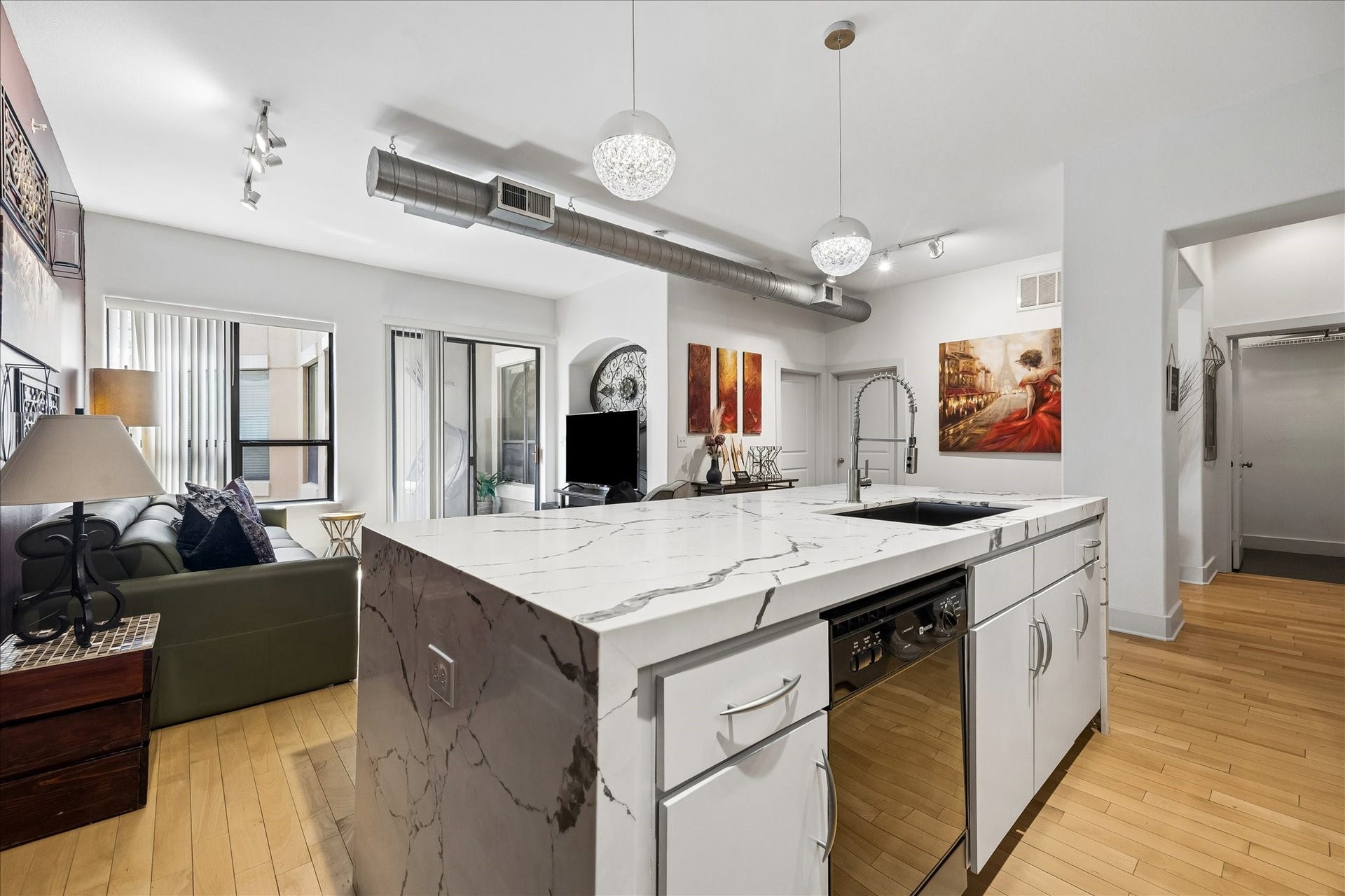 1901 Post Oak Boulevard, #3216, Houston, TX 77056 Oversized waterfall quartz island anchors the kitchen and living space.