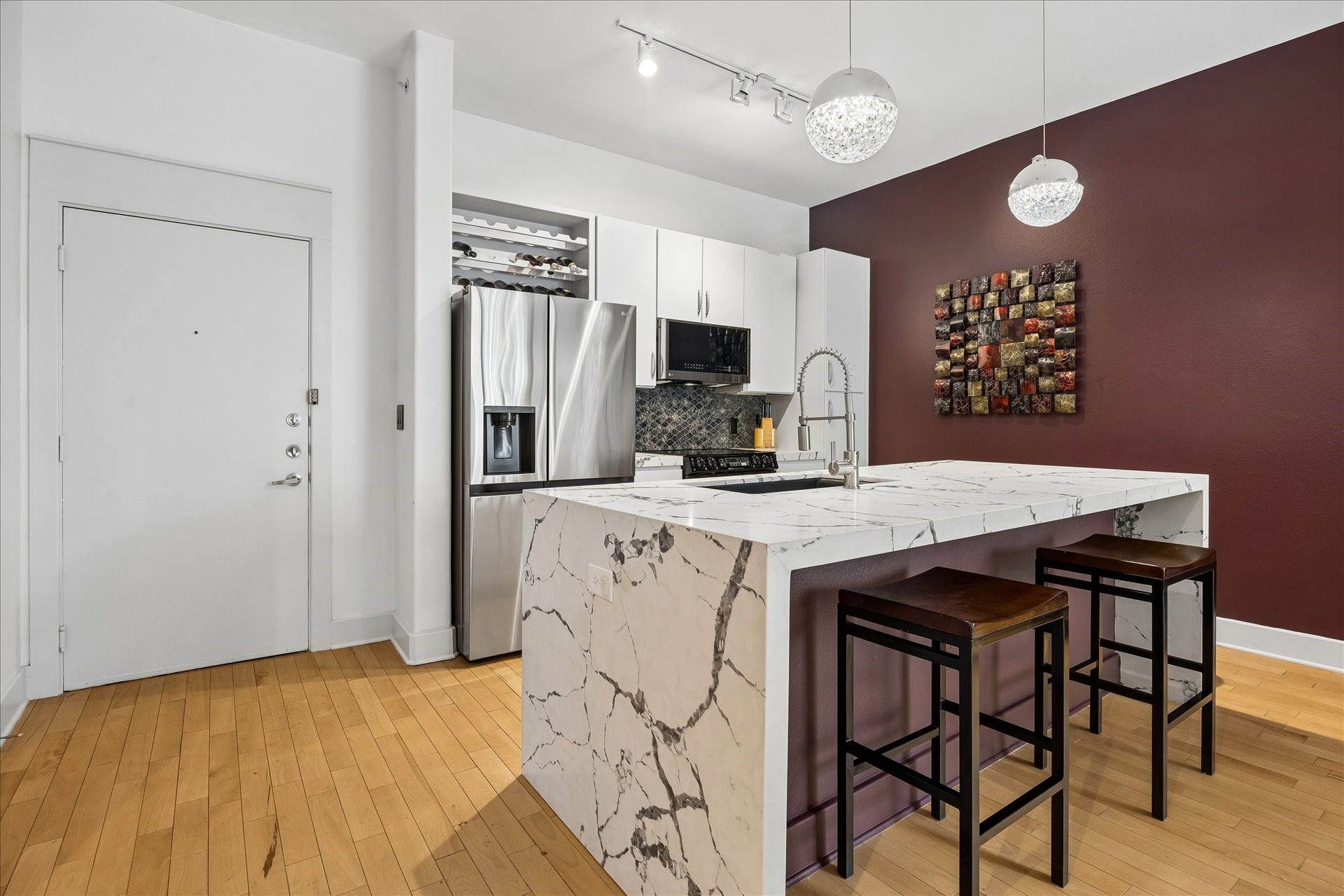 1901 Post Oak Boulevard, #3216, Houston, TX 77056 Waterfall quartz island with seating, designer backsplash and updated kitchen finishes.