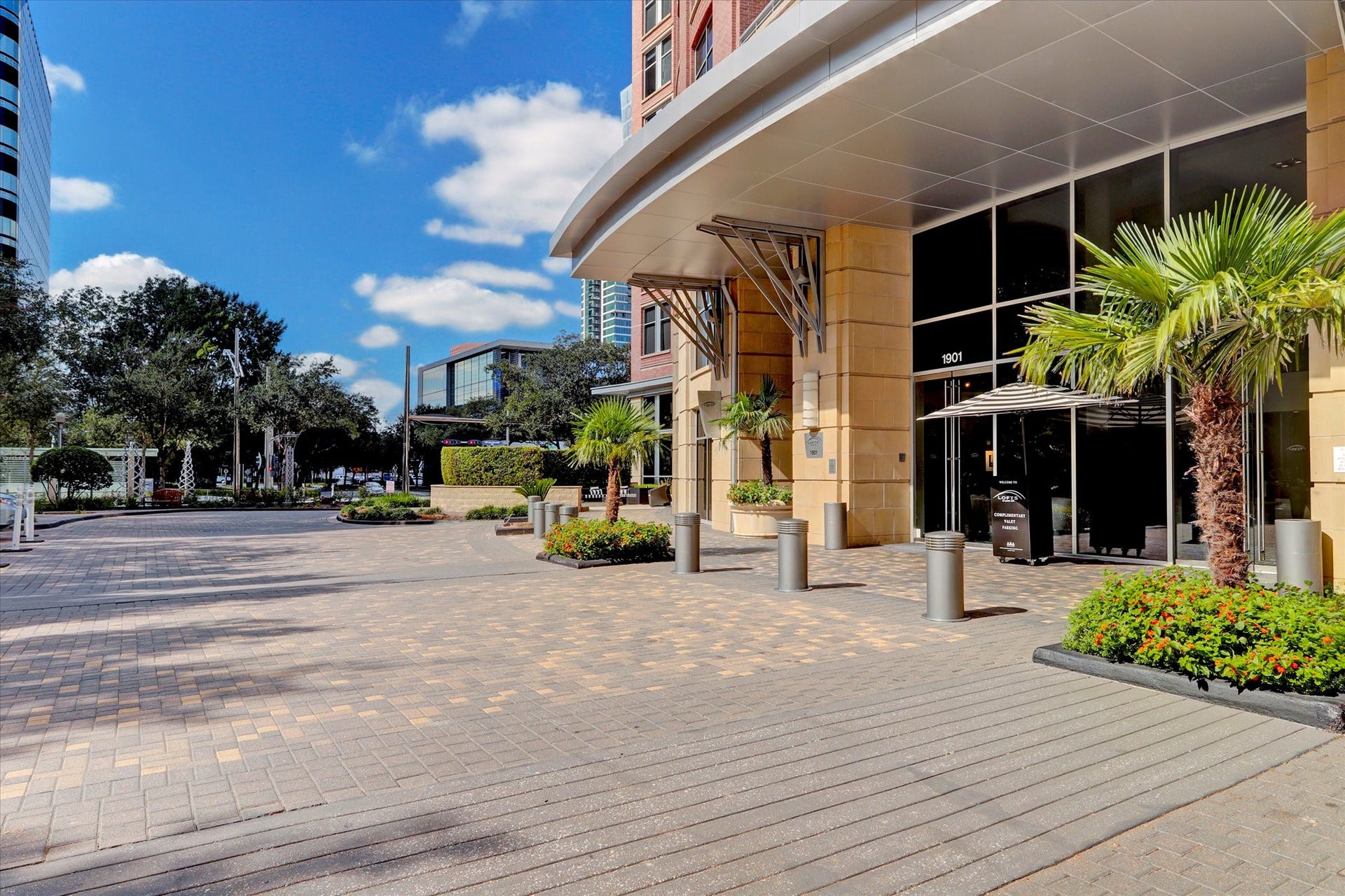 1901 Post Oak Boulevard, #3216, Houston, TX 77056 Offers free valet service.
