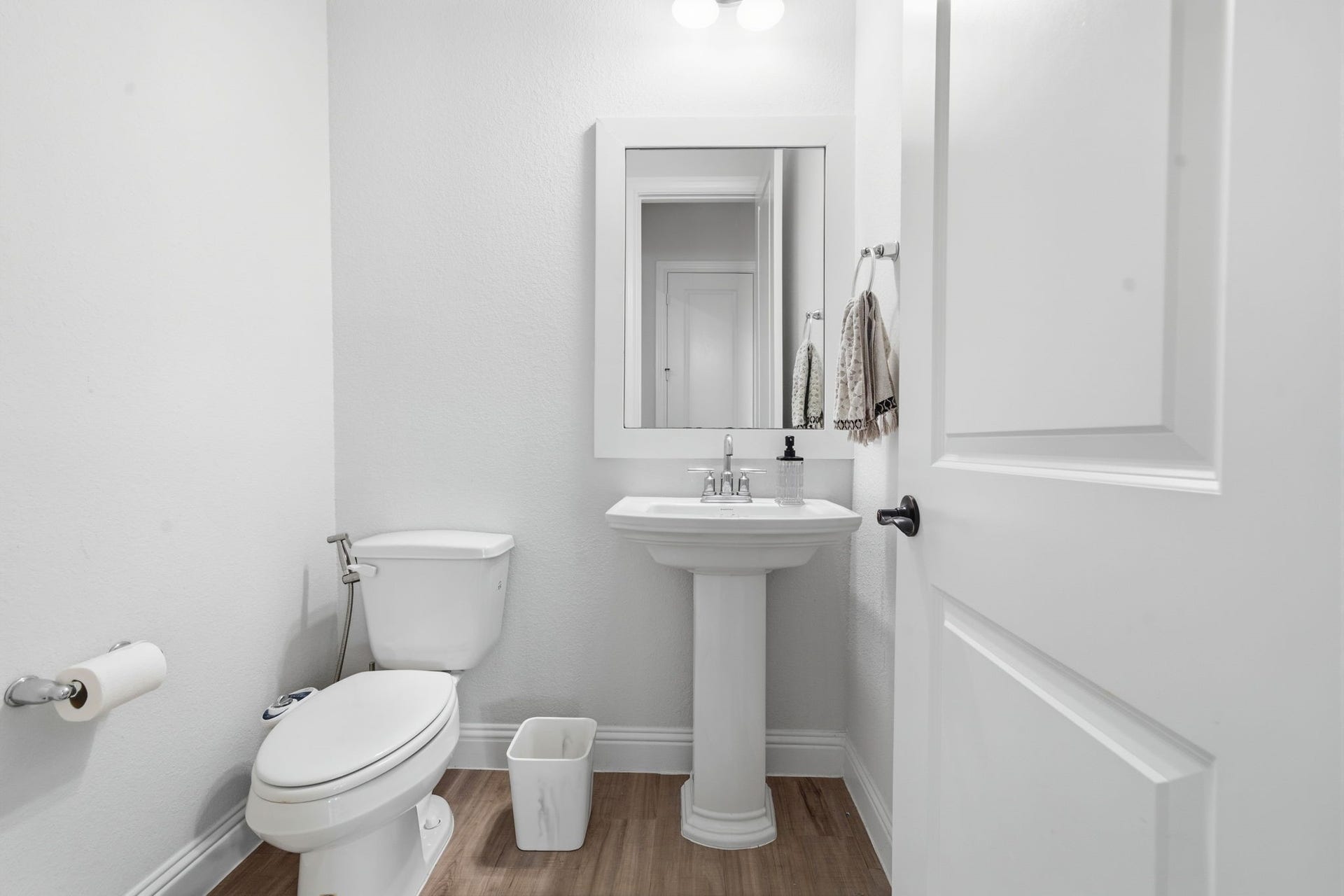 15107 Red Buckeye Drive, Cypress, TX 77433 A dedicated powder room provides guest - ready convenience while maintaining the privacy of the primary and lower-level bedroom suites.