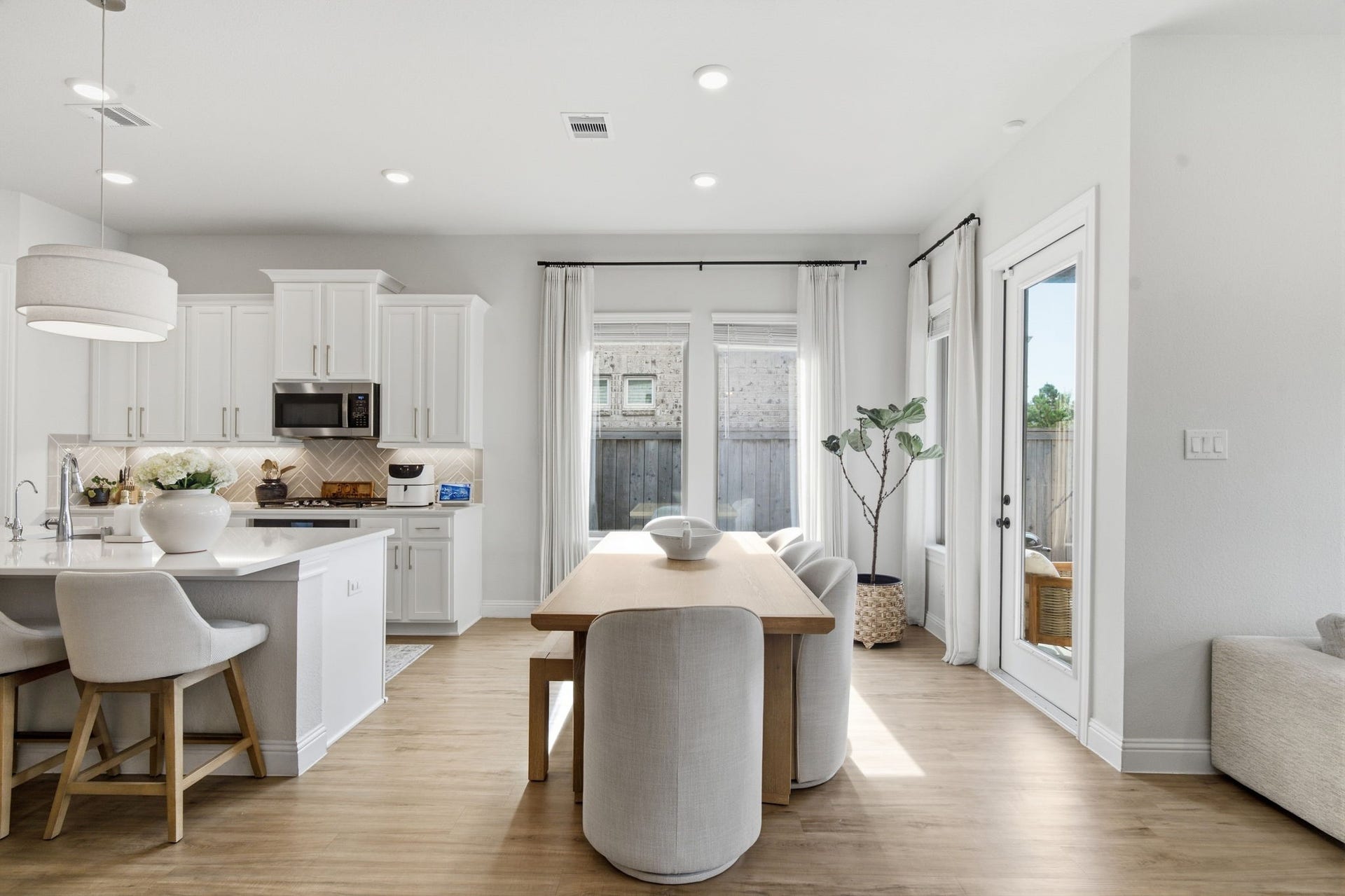15107 Red Buckeye Drive, Cypress, TX 77433 Adjacent to the kitchen, the expansive dining space easily accommodates an 8 - person table, making it an ideal setting for both everyday family meals and large holiday gatherings in a light-filled, open setting.