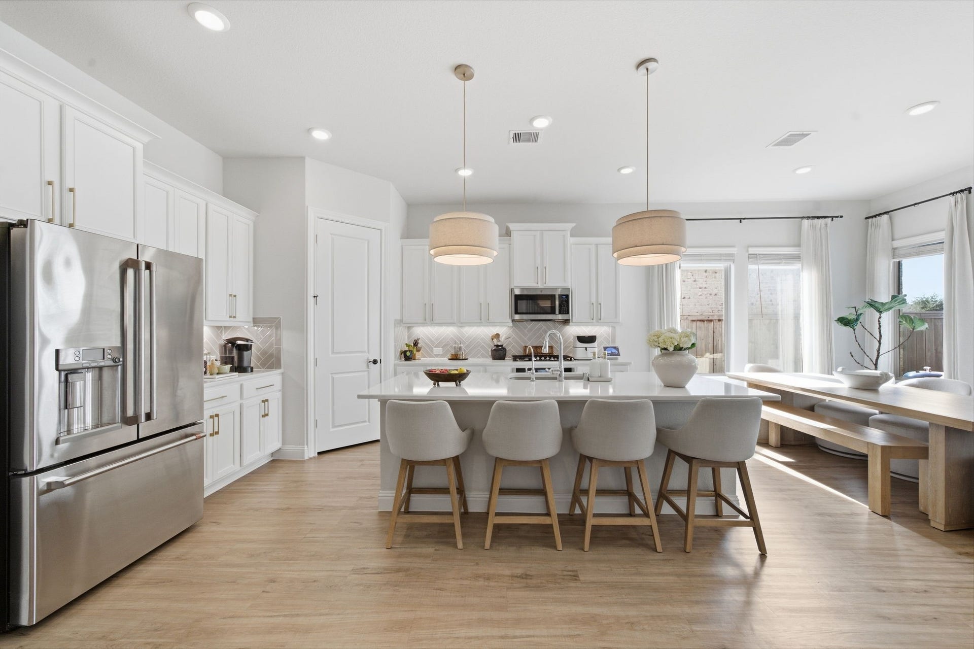 15107 Red Buckeye Drive, Cypress, TX 77433 At the heart of the home lies a chefs dream modern kitchen, beautifully appointed with premium quartz countertops, a gas cooktop, abundant cabinetry, and a spacious pantry offering generous storage for all your culinary needs.