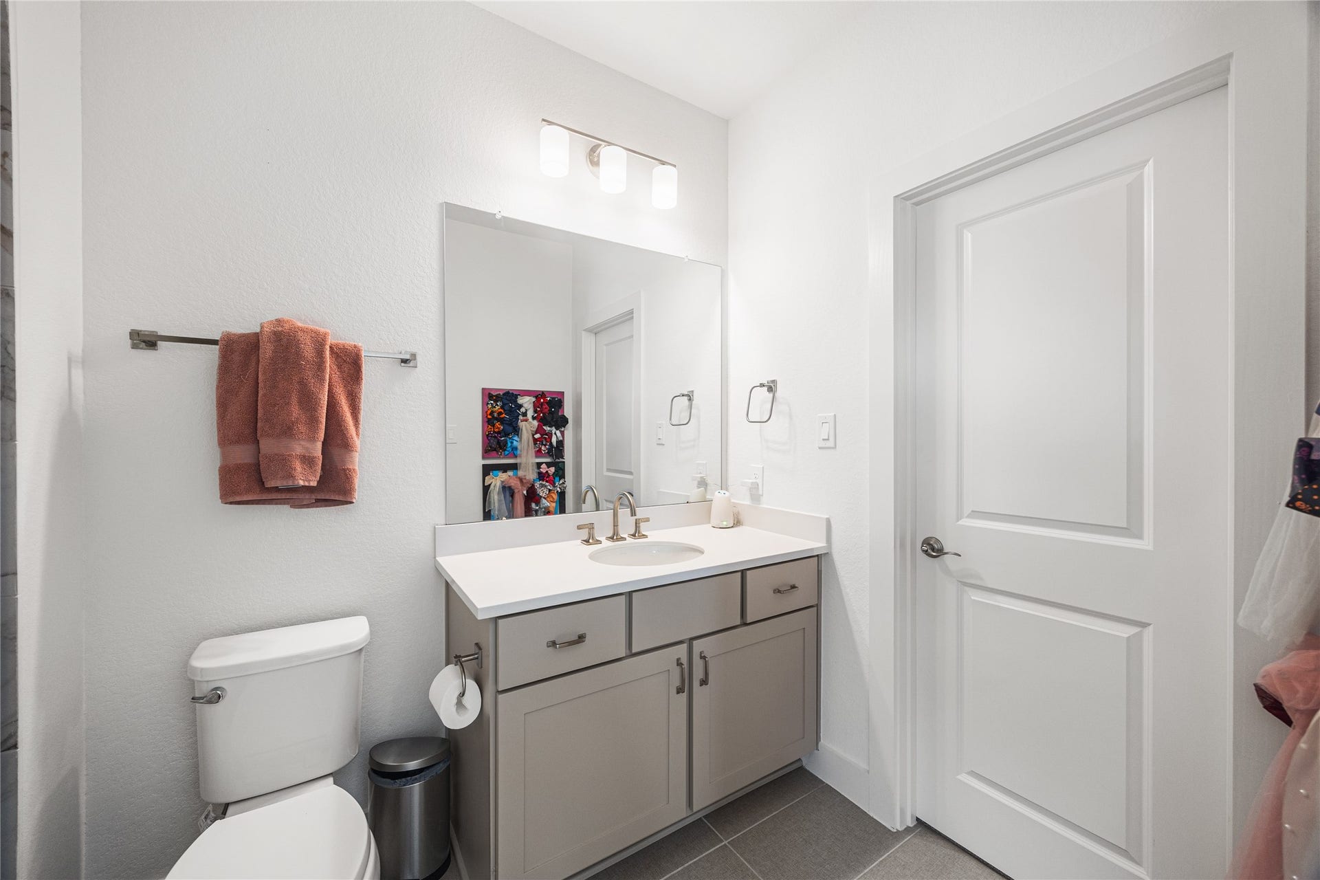 4114 Pleasant Ridge Drive, Spring, TX 77386 4th bedroom ensuite bathroom.