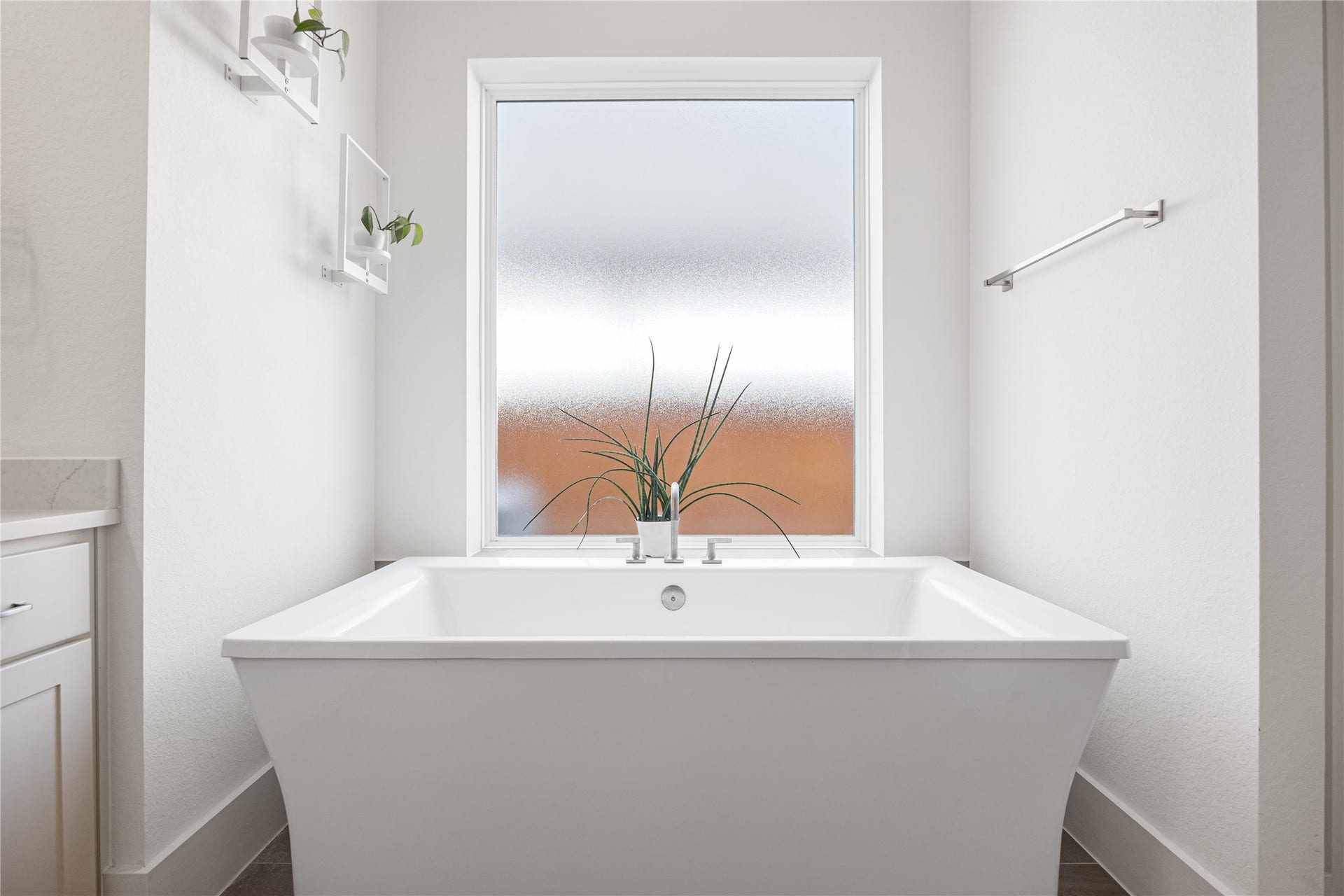 4114 Pleasant Ridge Drive, Spring, TX 77386 Oversized tub in the primary bathroom.