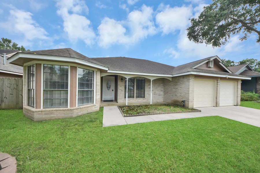 Property photo for 15739 Oak Mountain Dr, Houston, TX