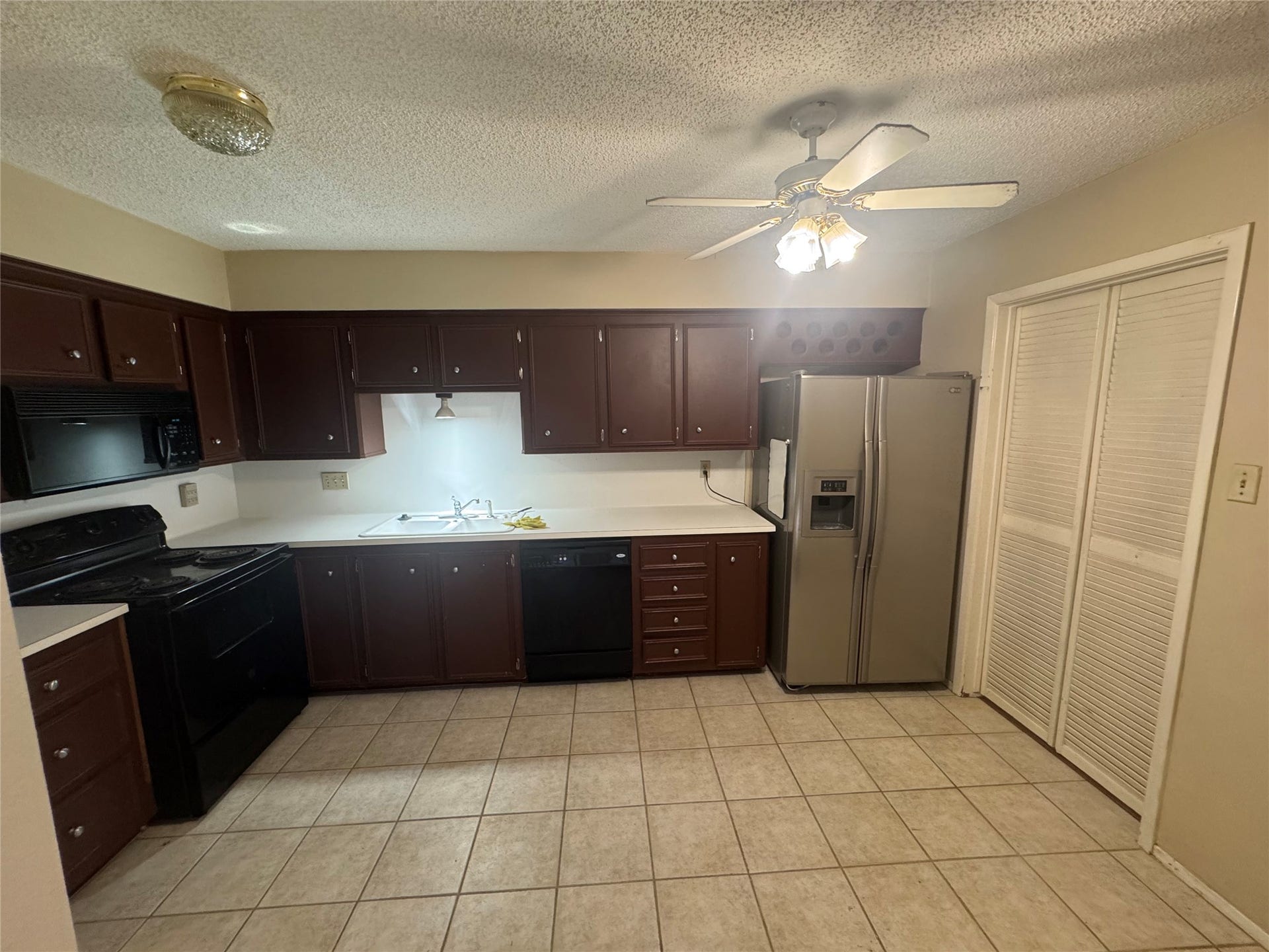 5842 Sampley Way, Houston, TX 77092 Kitchen