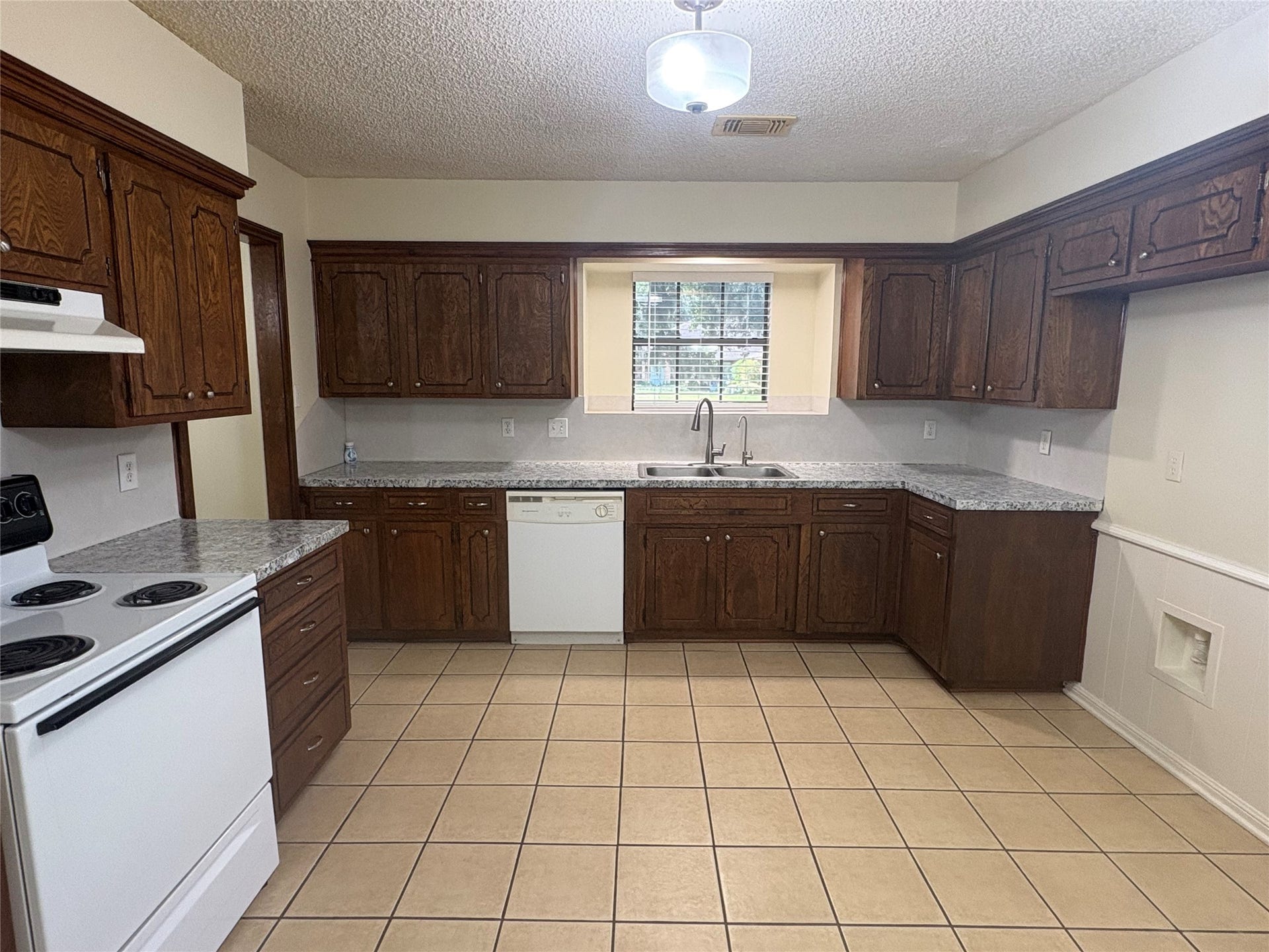 118 Spanish Moss Lane, Lake Jackson, TX 77566 118 Spanish Moss Lane, Lake Jackson, TX 77566