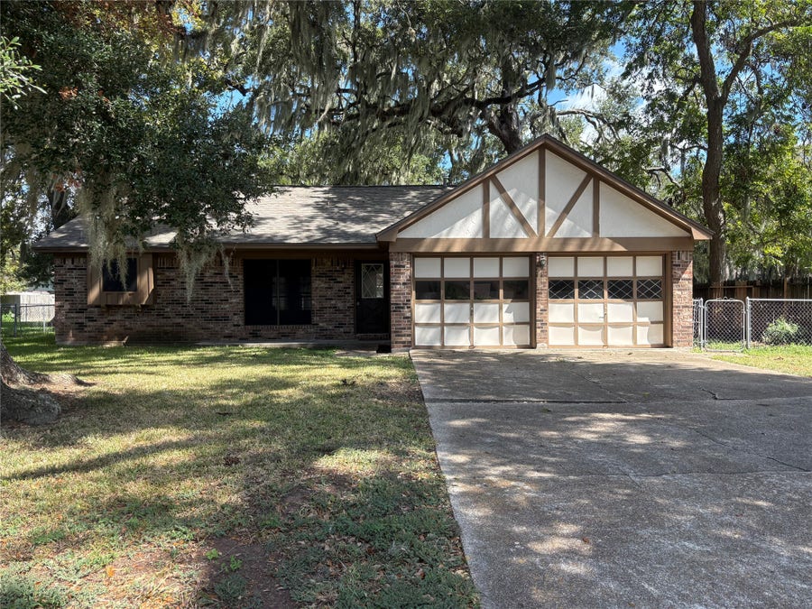 Property photo for 118 Spanish Moss Lane, Lake Jackson, TX