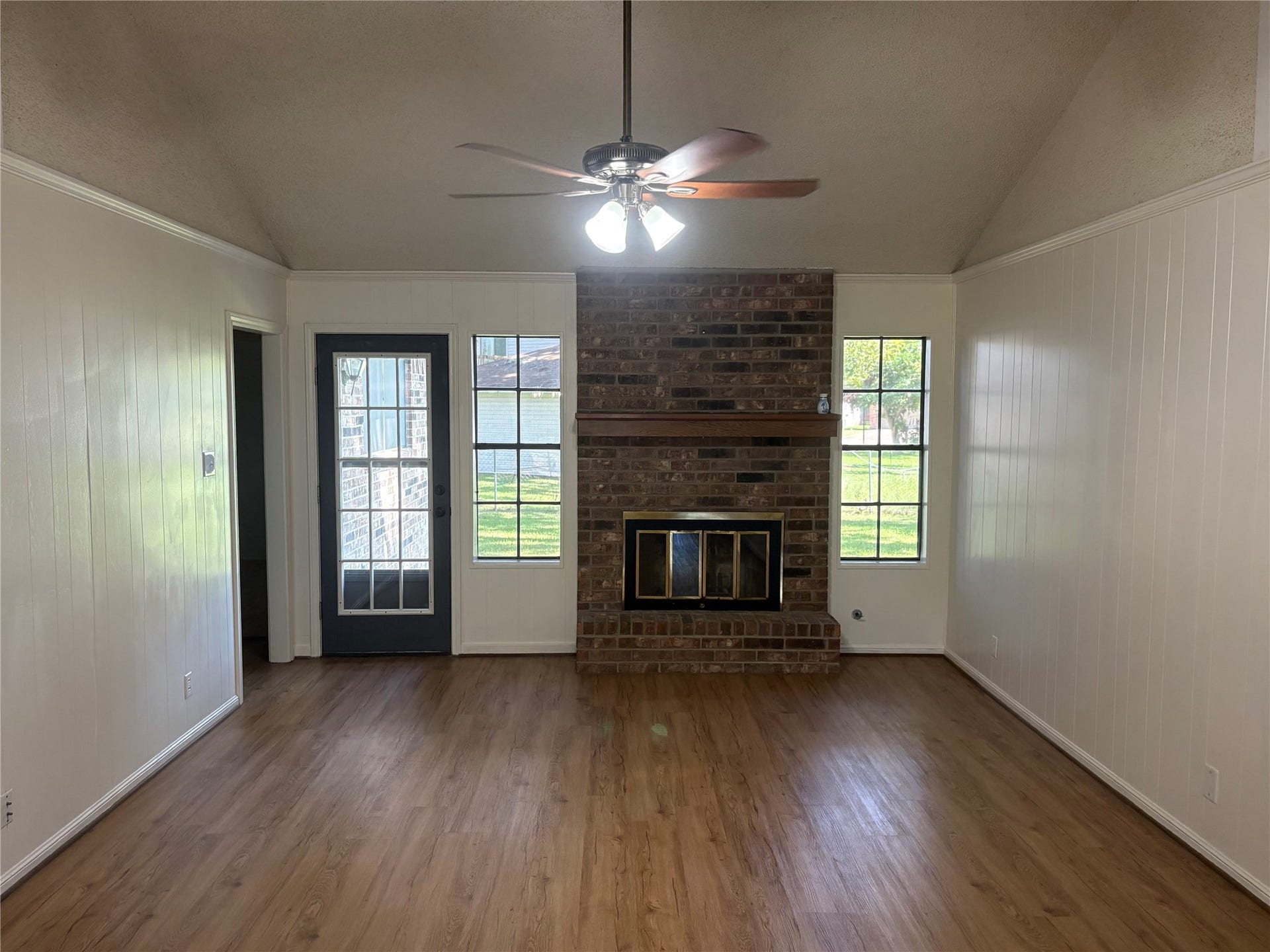 118 Spanish Moss Lane, Lake Jackson, TX 77566 118 Spanish Moss Lane, Lake Jackson, TX 77566