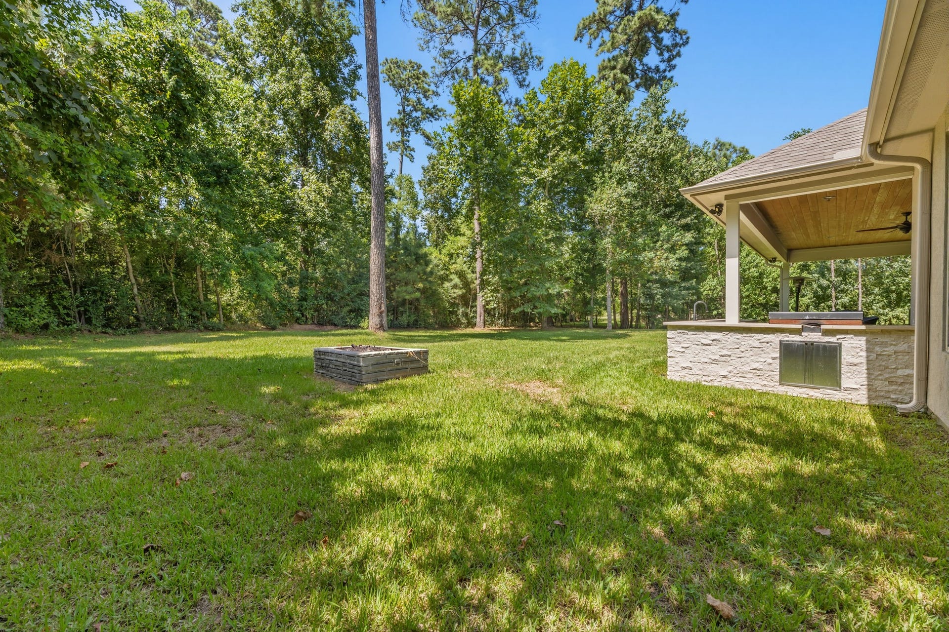 25127 E Tara Plantation Drive E, Tomball, TX 77375 Come on Home!