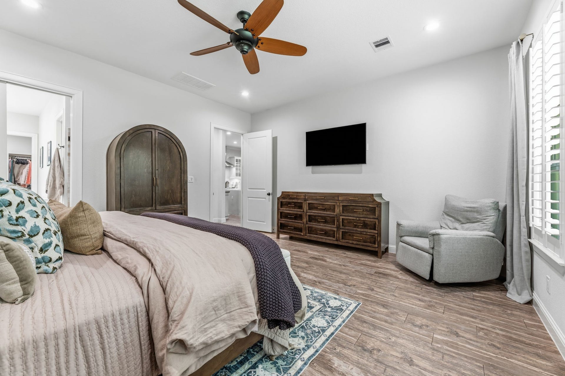 25127 E Tara Plantation Drive E, Tomball, TX 77375 Primary Room Sitting Area!