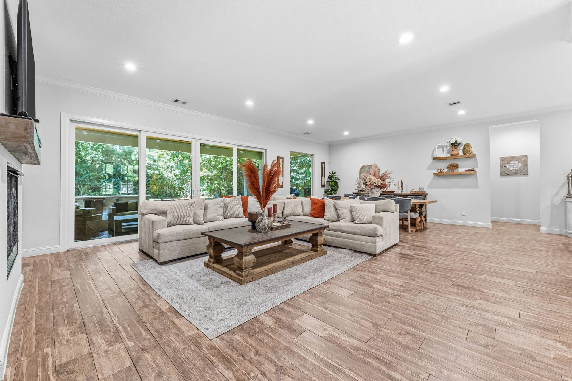 25127 E Tara Plantation Drive E, Tomball, TX 77375 Large Family Room!