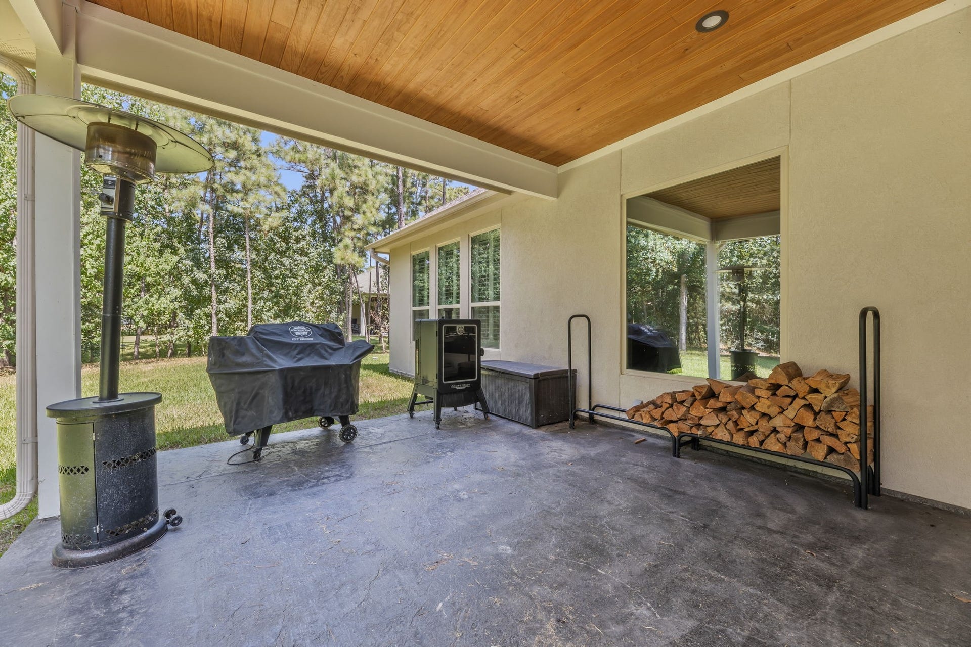 25127 E Tara Plantation Drive E, Tomball, TX 77375 Large Patio! Look at that Ceiling!