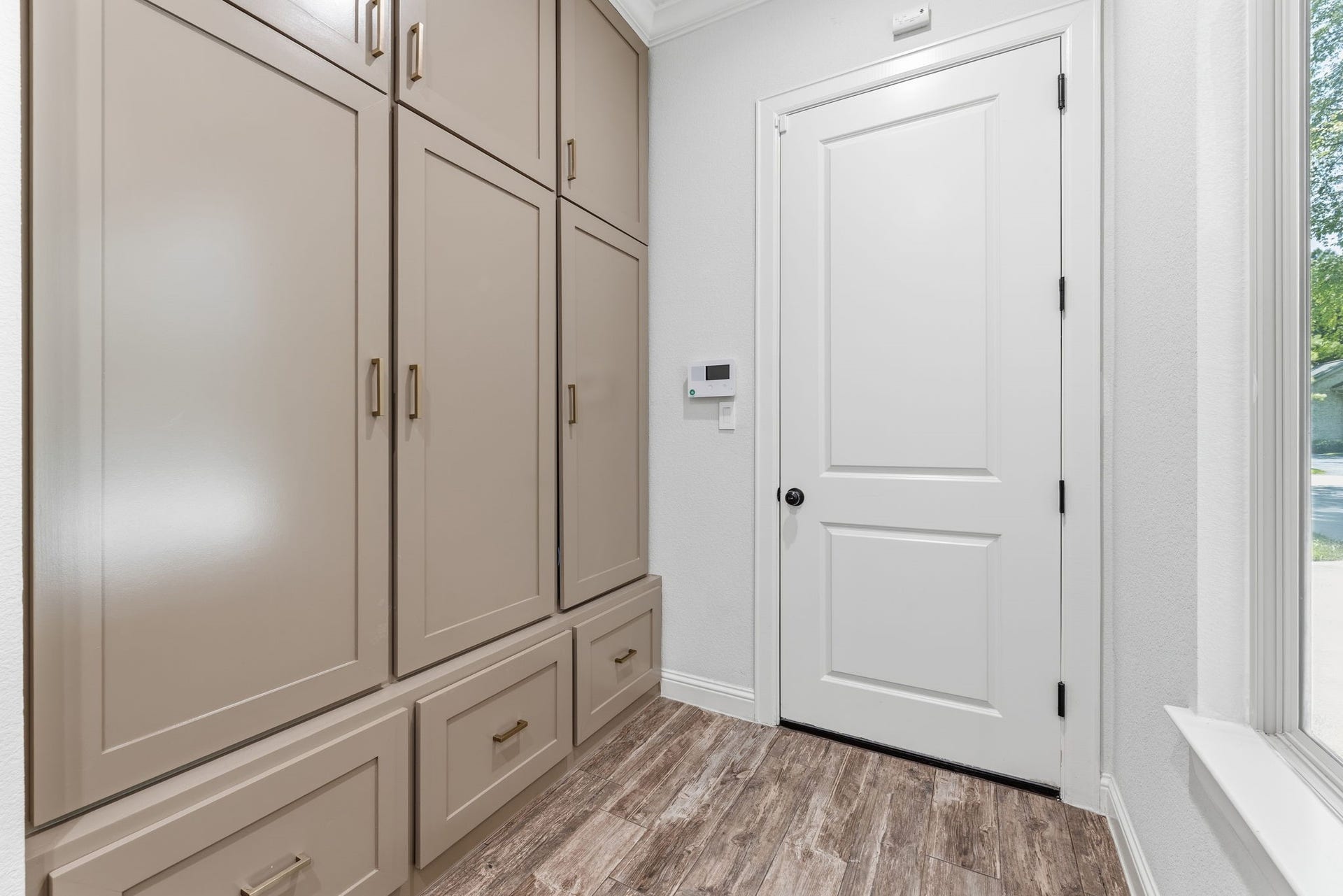 25127 E Tara Plantation Drive E, Tomball, TX 77375 Custom MUD Room Storage!