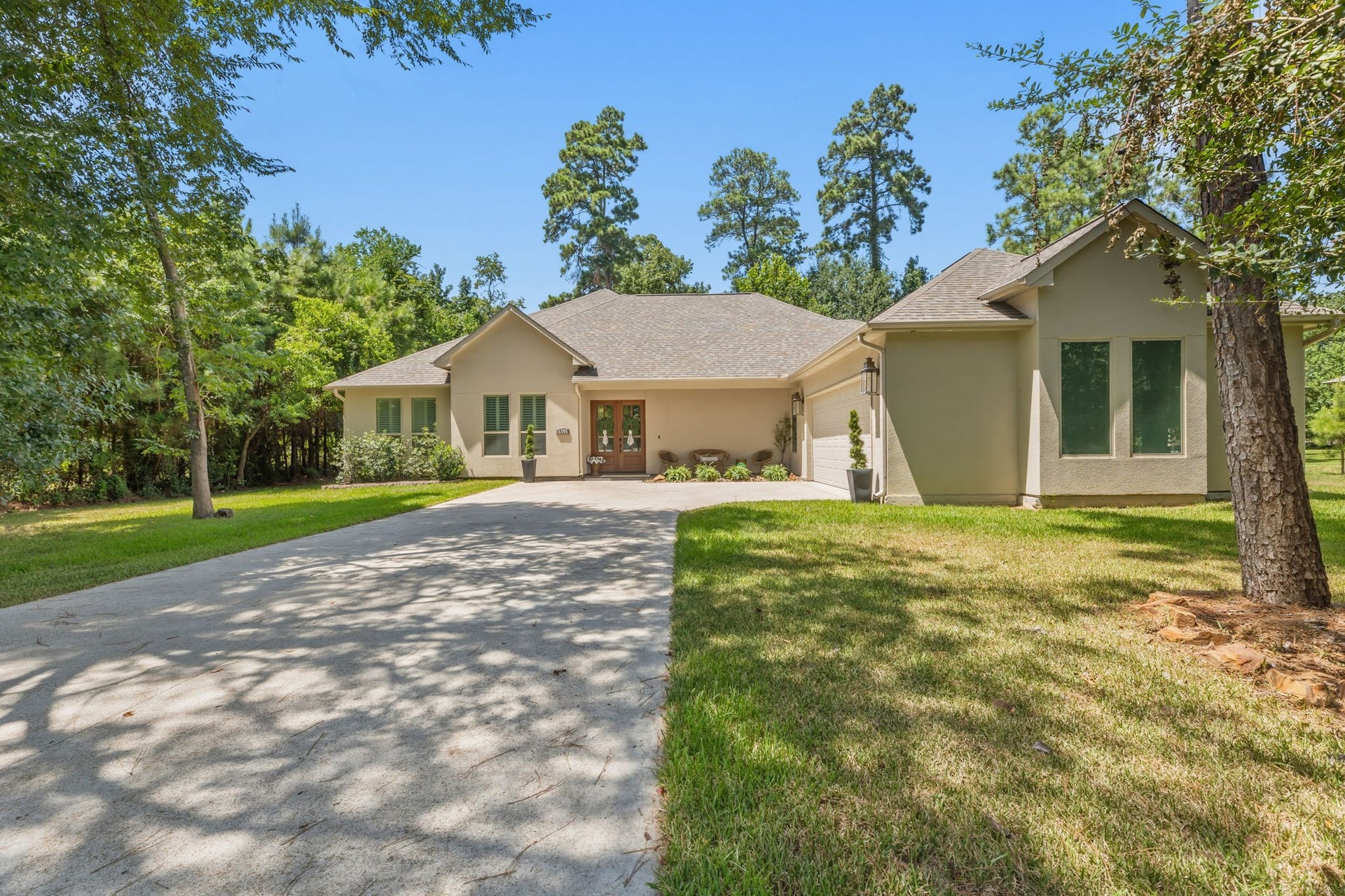 25127 E Tara Plantation Drive E, Tomball, TX 77375 Your own little Paradise!