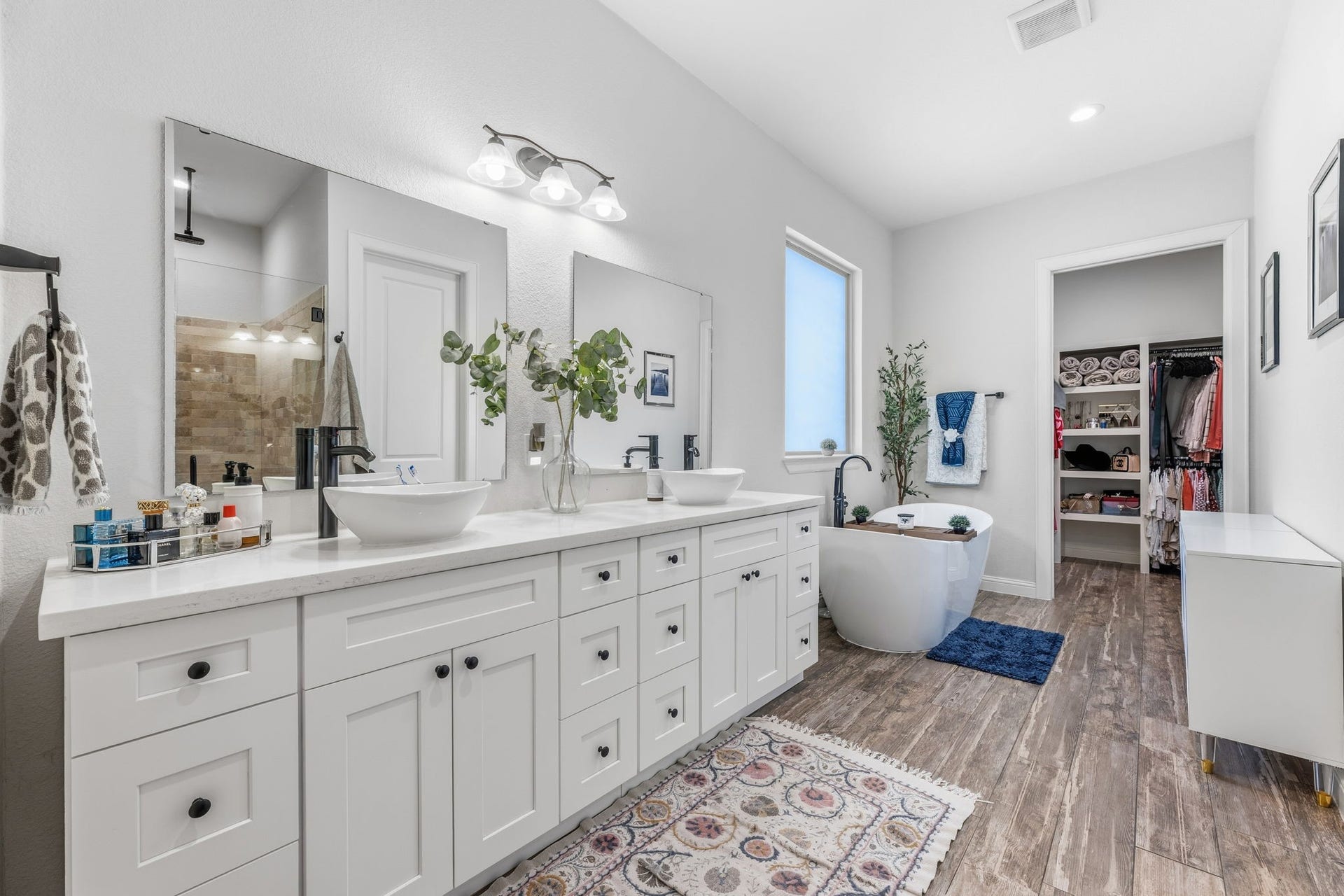 25127 E Tara Plantation Drive E, Tomball, TX 77375 Grand Primary Bath!