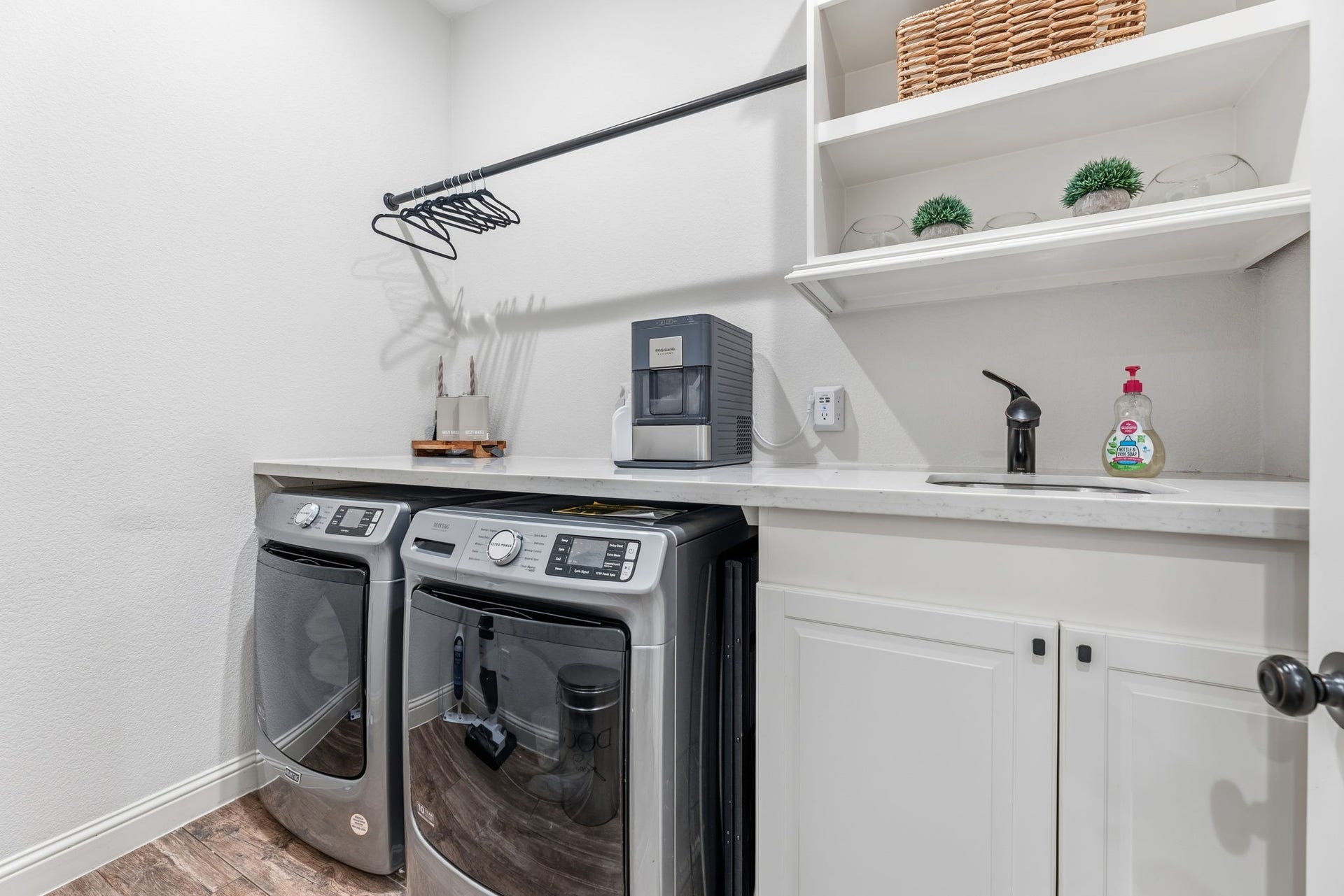 25127 E Tara Plantation Drive E, Tomball, TX 77375 Convenient Utility Room!