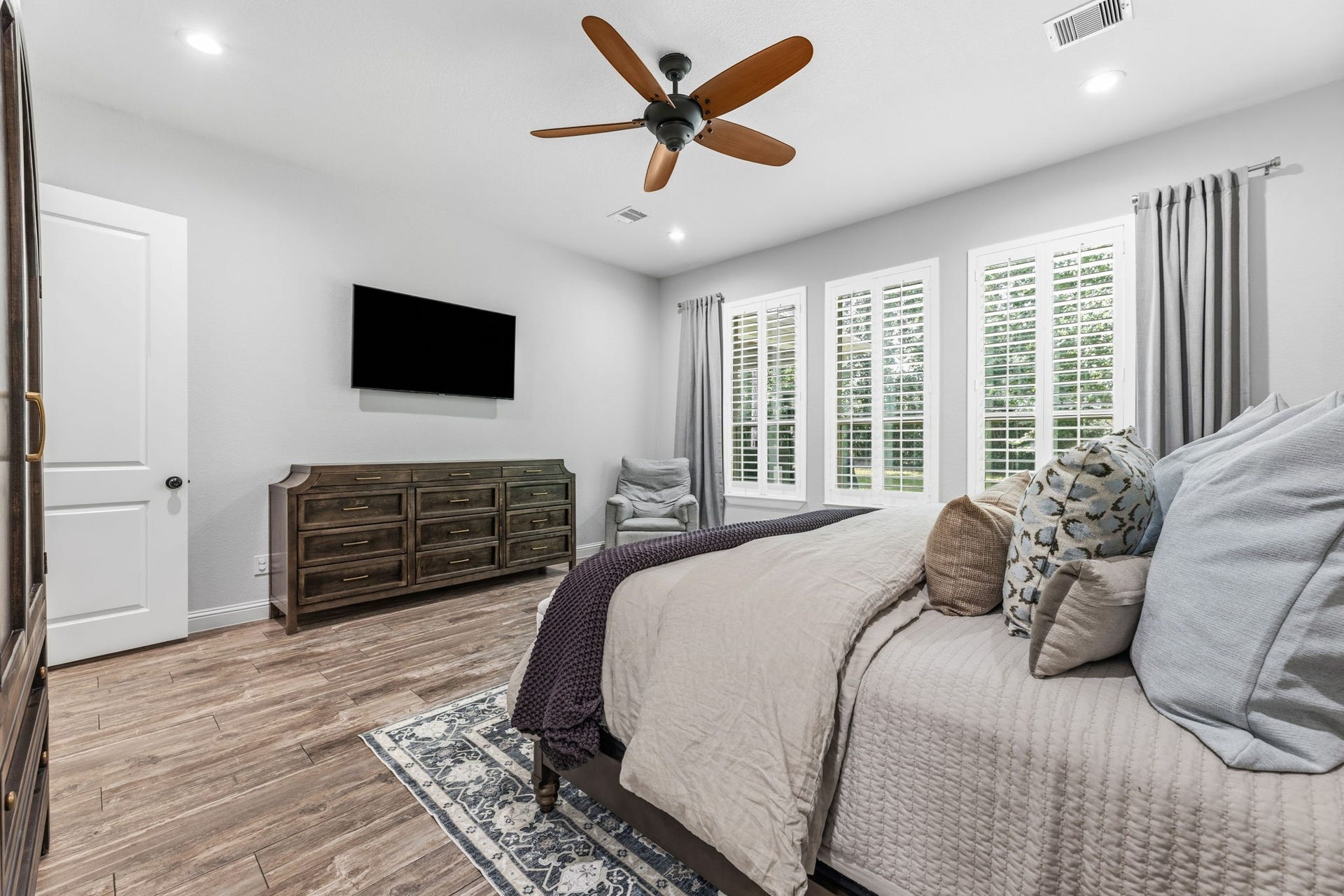 25127 E Tara Plantation Drive E, Tomball, TX 77375 Lots of Windows for Natural Light!