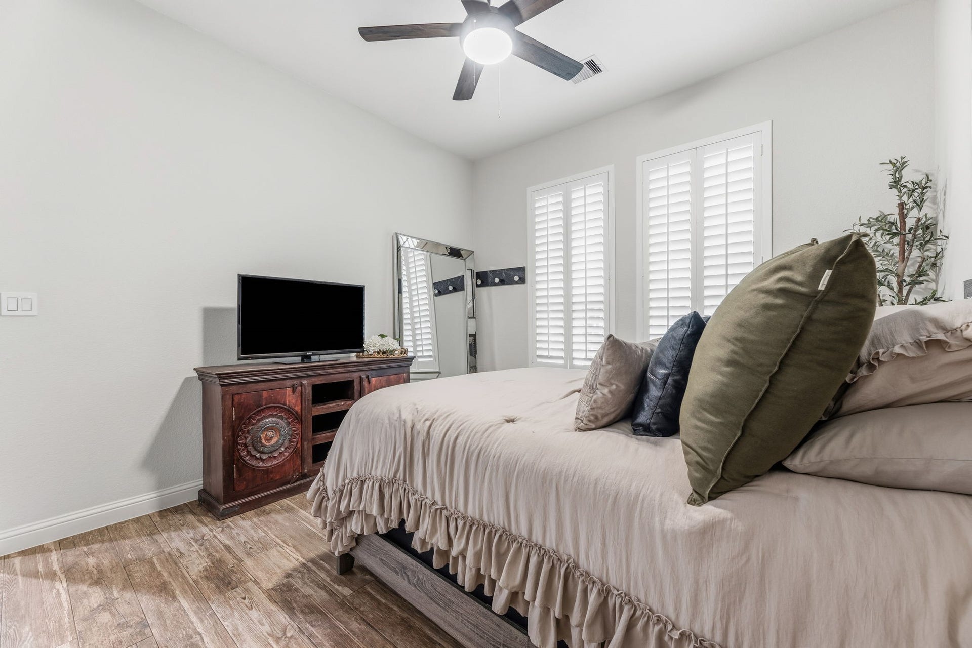 25127 E Tara Plantation Drive E, Tomball, TX 77375 Bedrooms Easily Accommodate Queen Sized Beds!