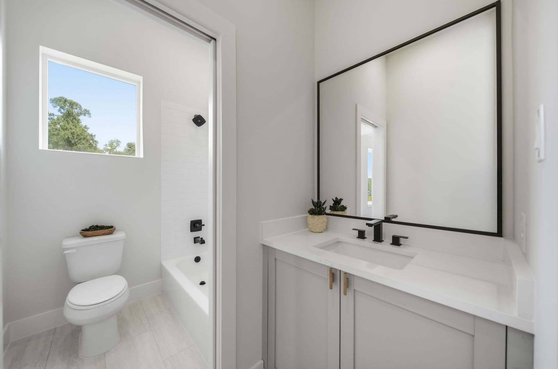 5522 Wheatley Street, #D, Houston, TX 77091 Jack and jill full bathroom upstairs with separated vanity areas for each room