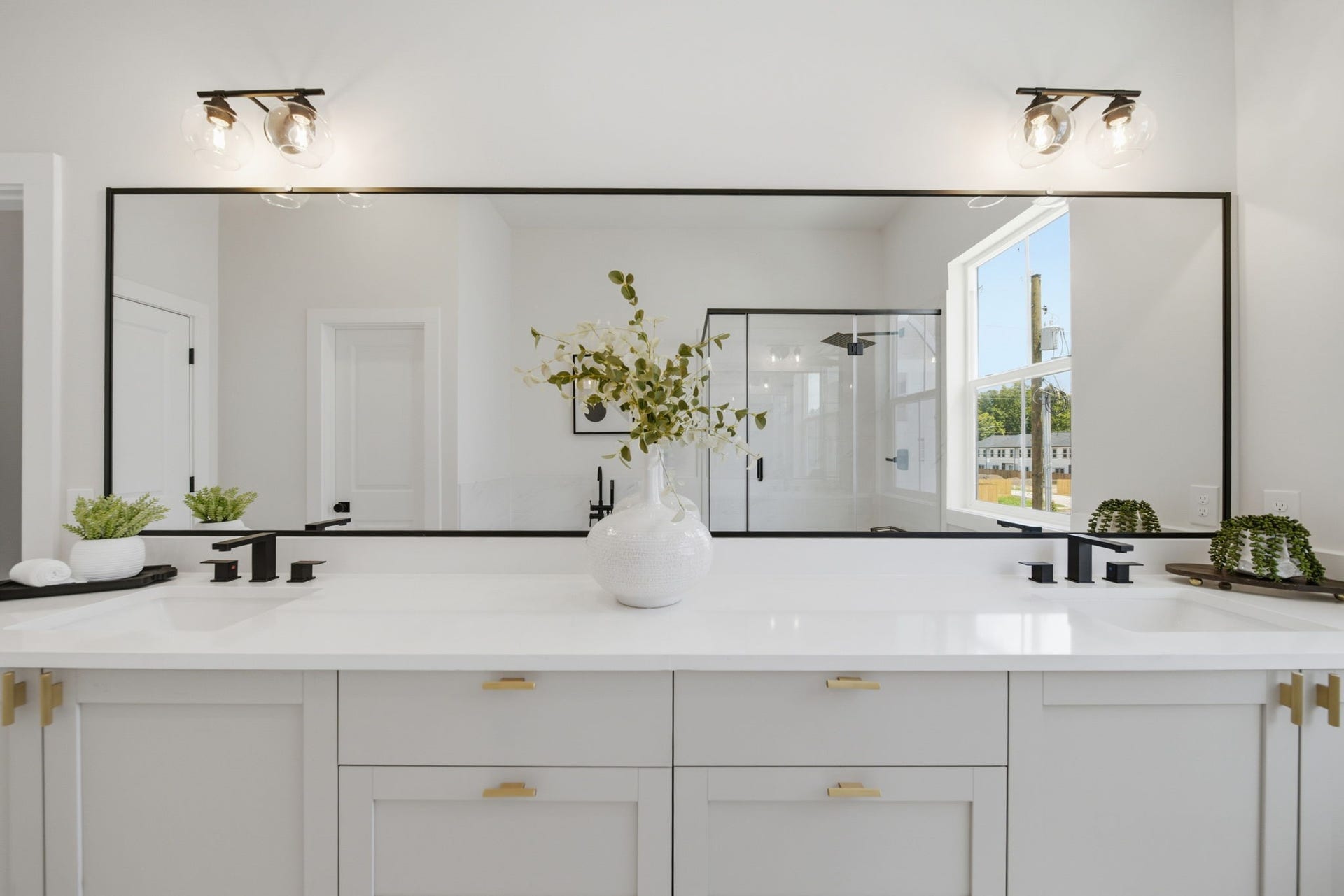 5522 Wheatley Street, #D, Houston, TX 77091 Dual vanities in primary bath