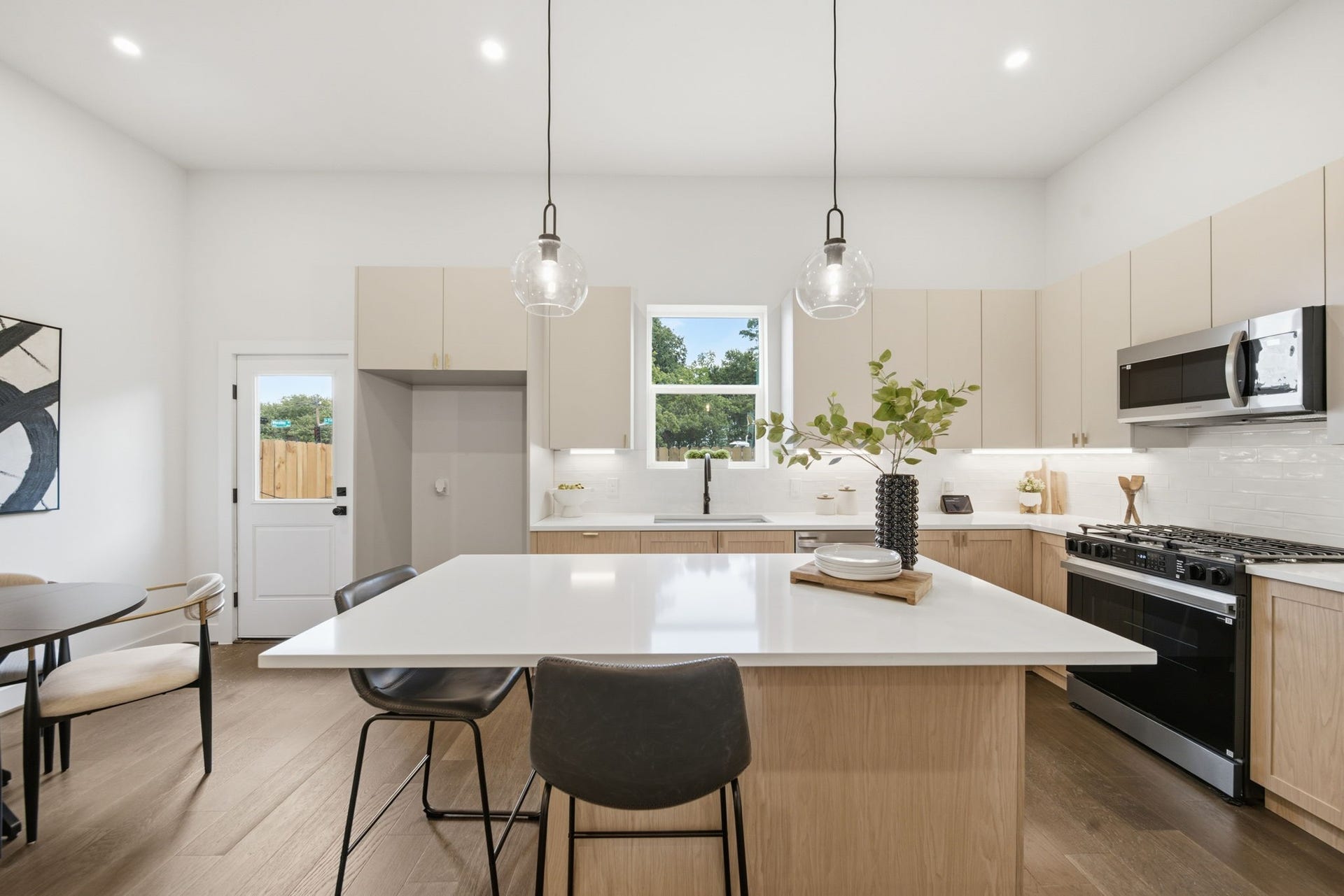 5522 Wheatley Street, #D, Houston, TX 77091 Elegant kitchen located on the first floor