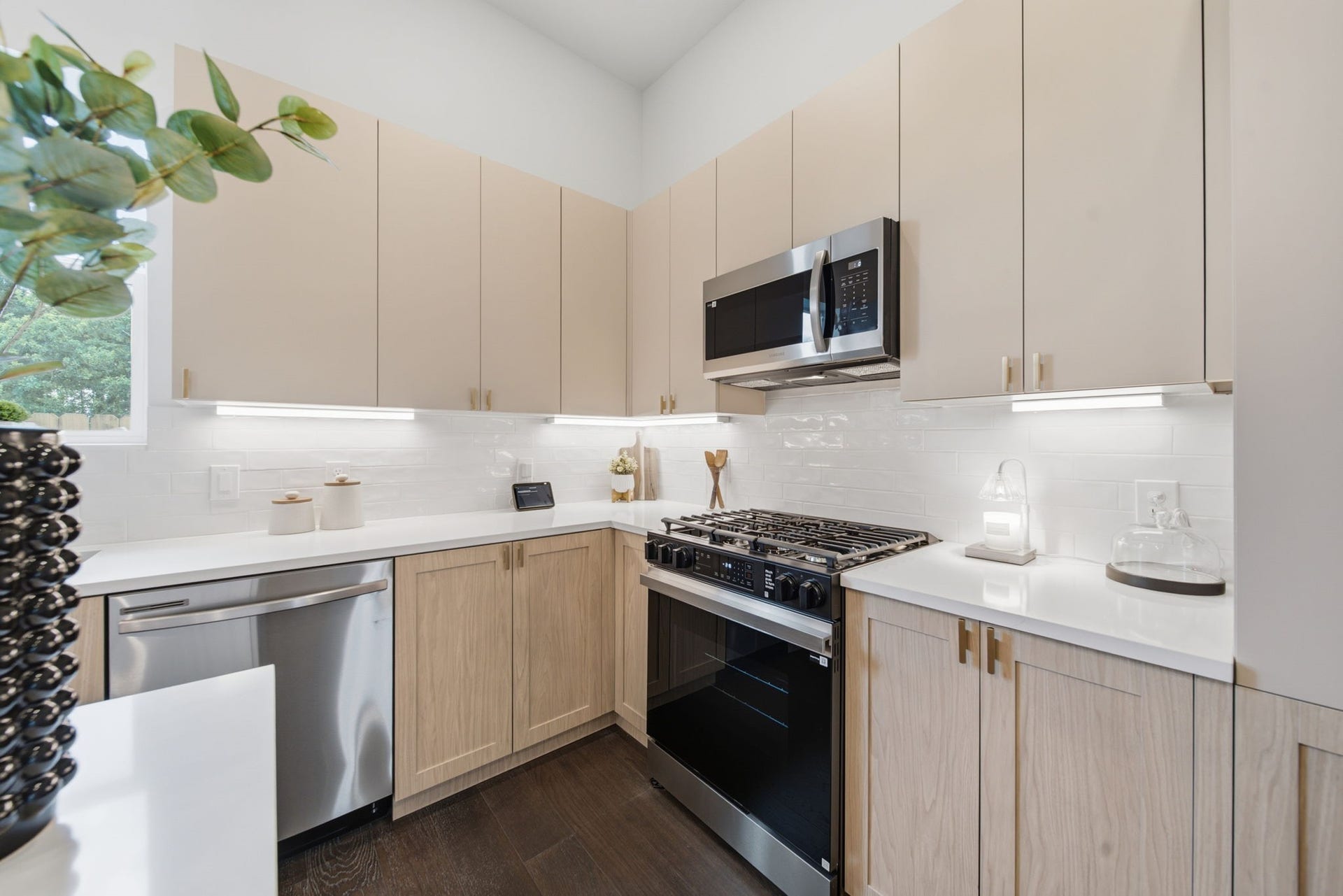 5522 Wheatley Street, #D, Houston, TX 77091 Gas range cooktop and quartz countertops
