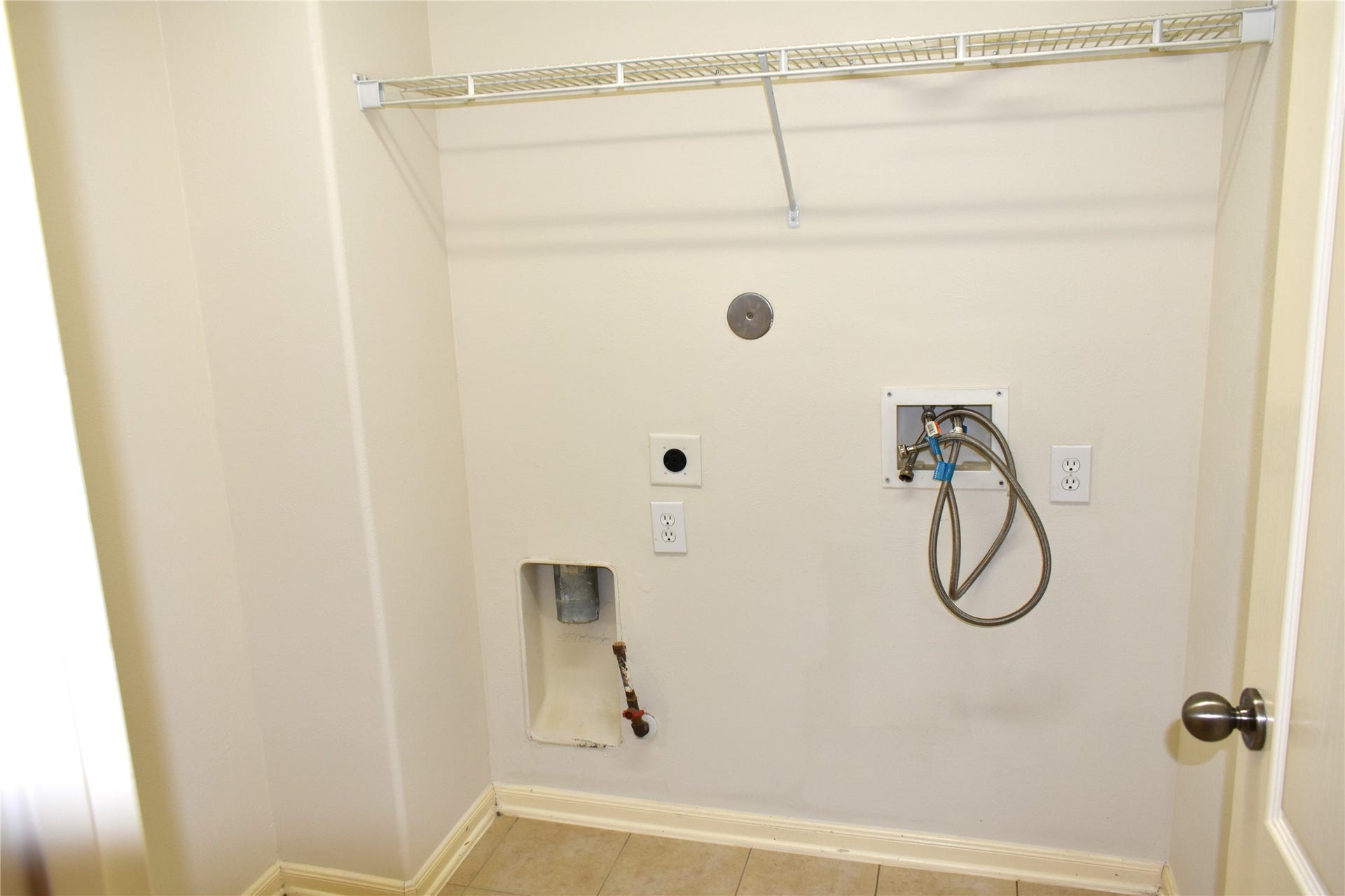 4822 Harbor Glen Lane, Houston, TX 77084 Laundry room has connections for either gas or electric dryer