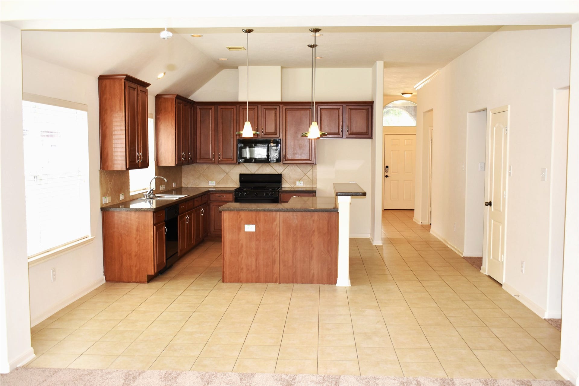 4822 Harbor Glen Lane, Houston, TX 77084 High ceilings in both Breakfast room and kitchen