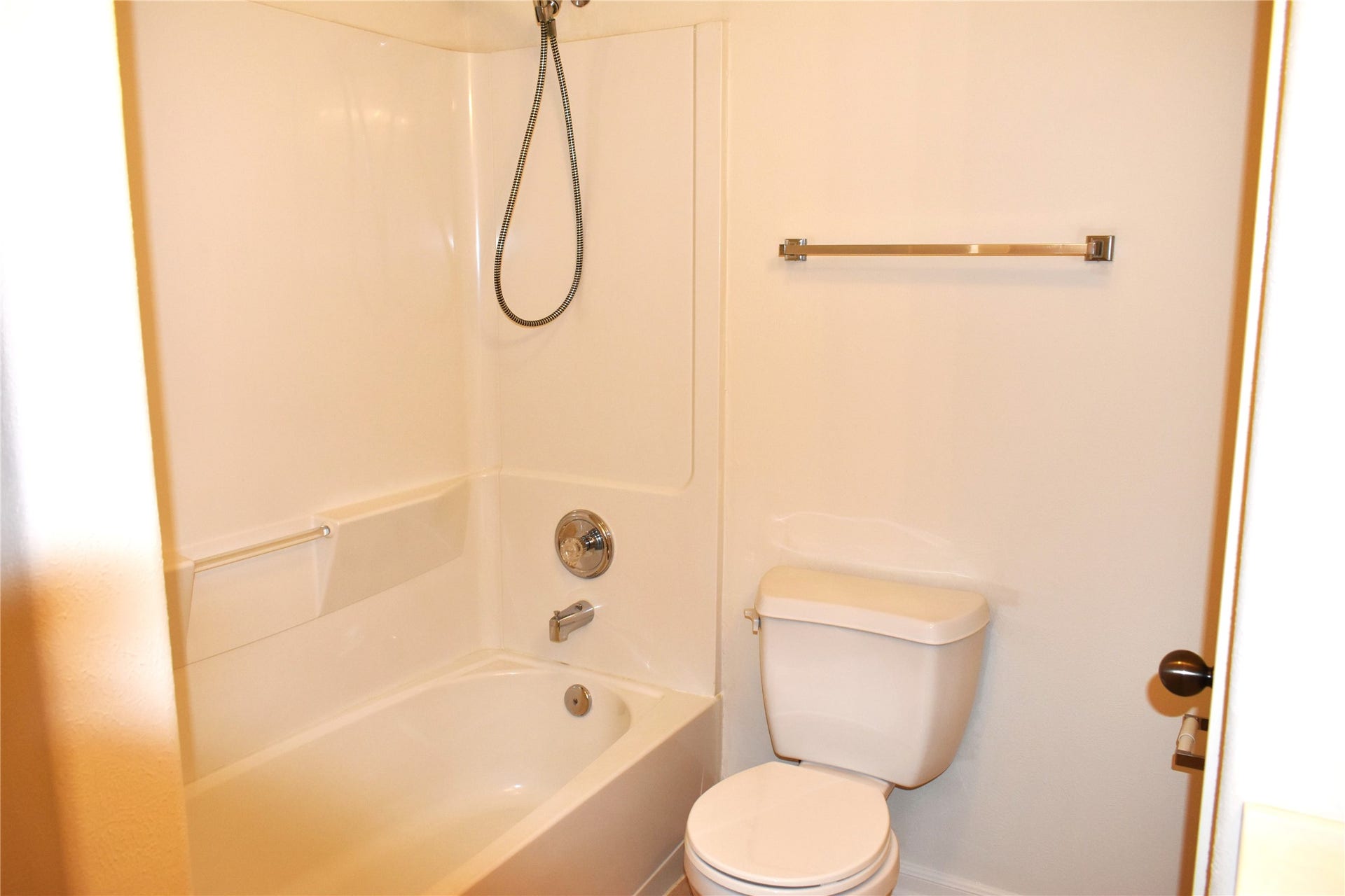 4822 Harbor Glen Lane, Houston, TX 77084 Secondary Bathroom has Tub / Shower combo