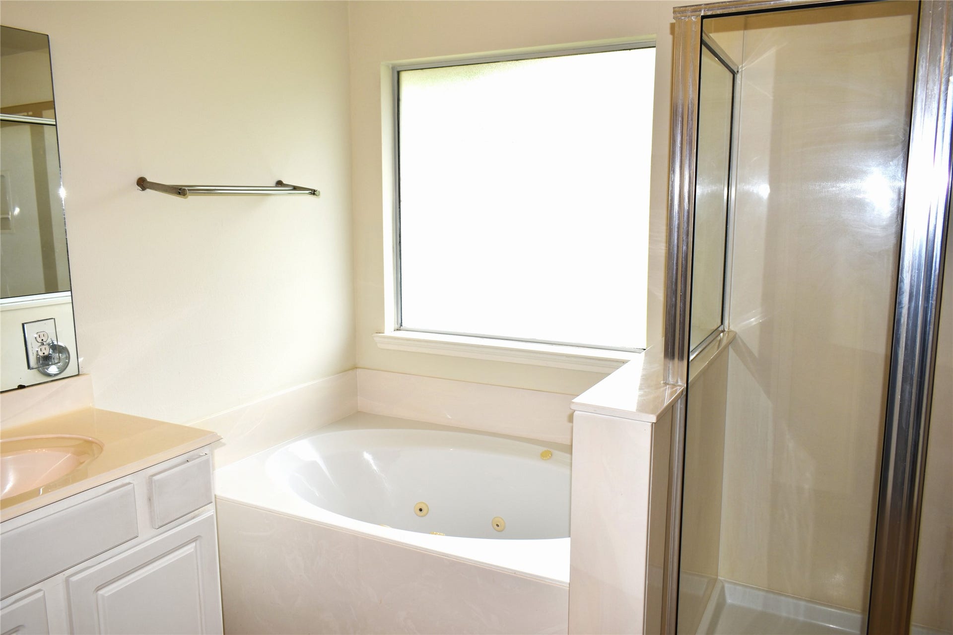 4822 Harbor Glen Lane, Houston, TX 77084 Large window over the tub provides lots of light