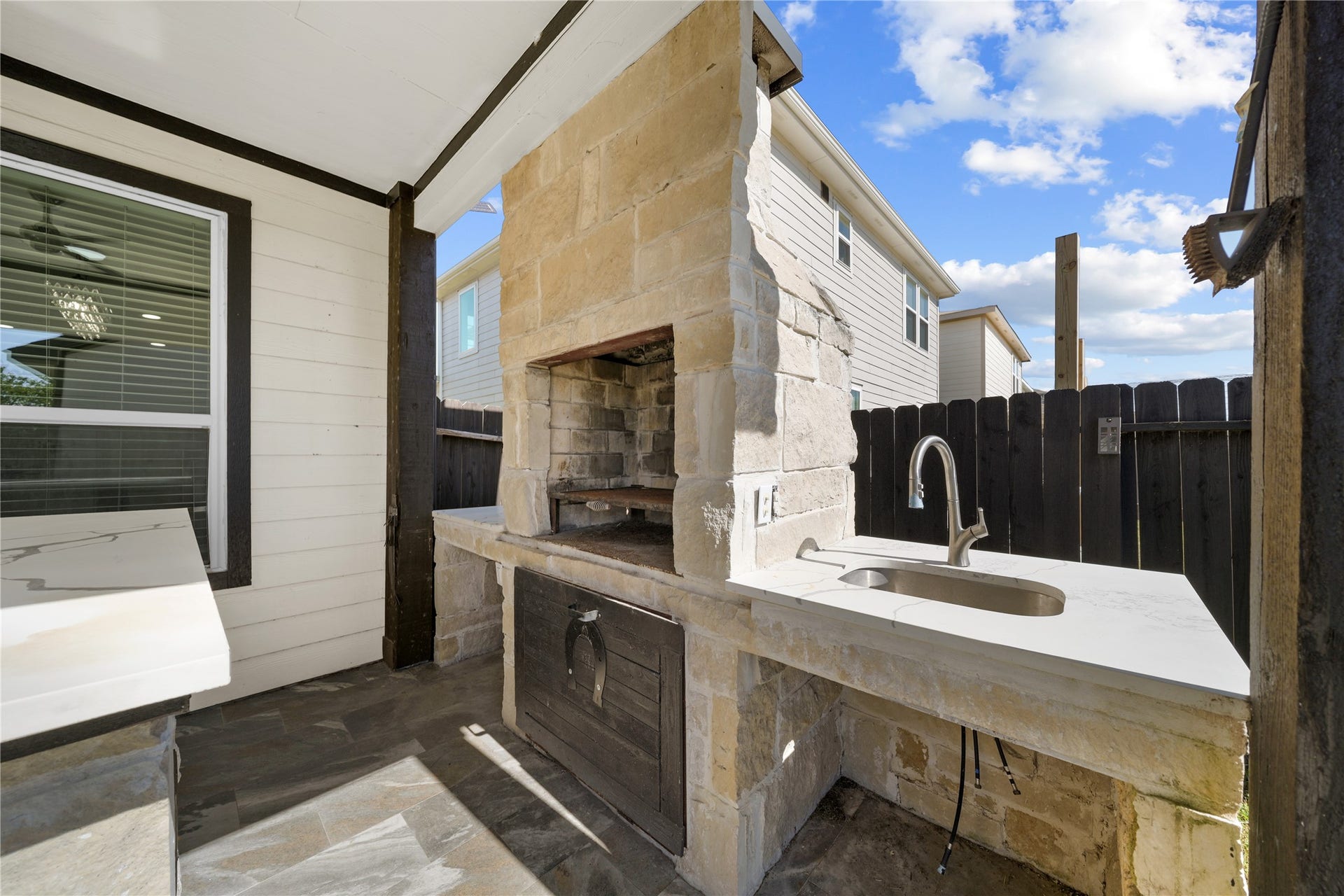 4627 Prairie Chase Drive, Houston, TX 77069 Build-in masonry