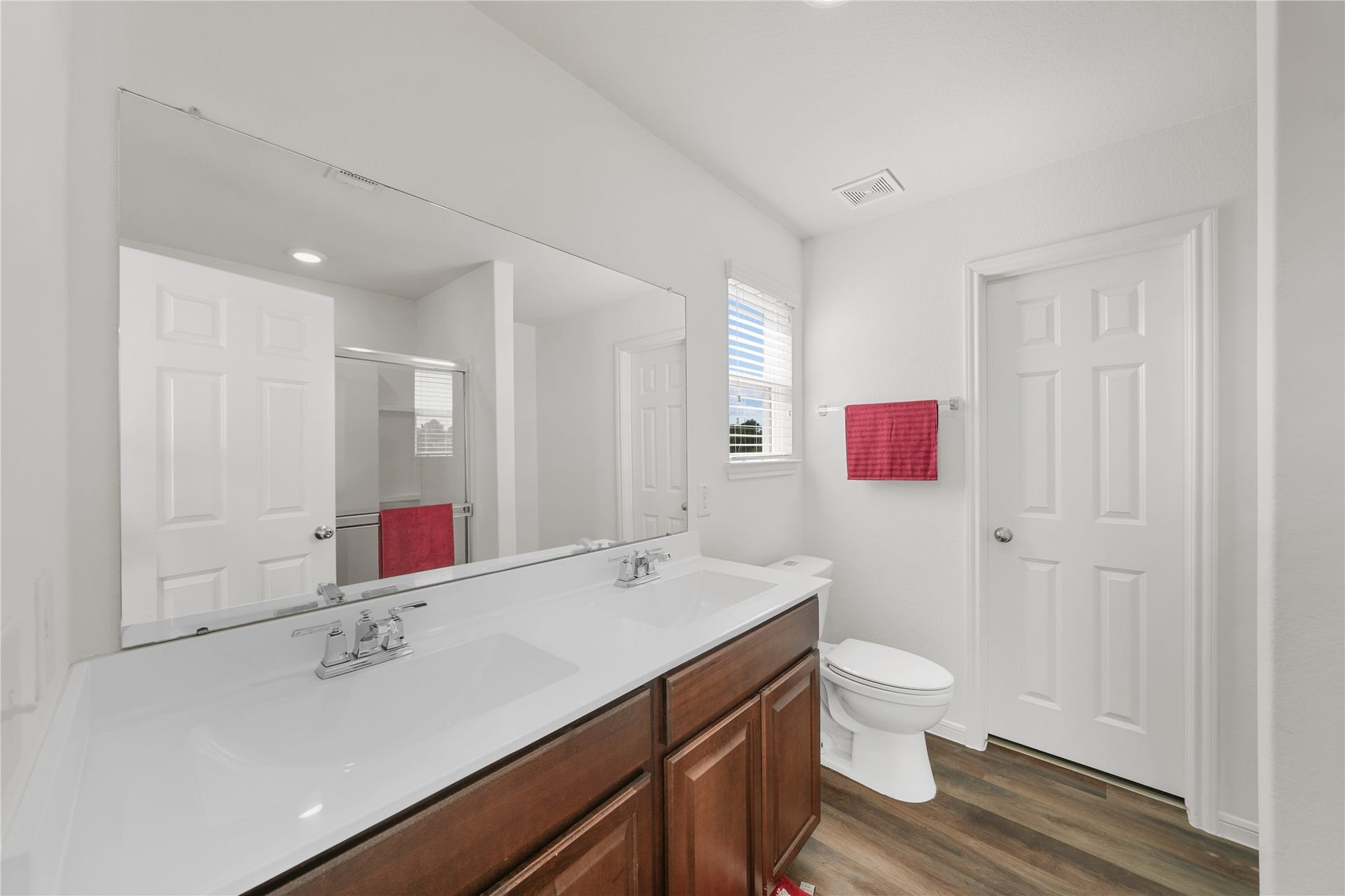 4627 Prairie Chase Drive, Houston, TX 77069 En-suite bathroom