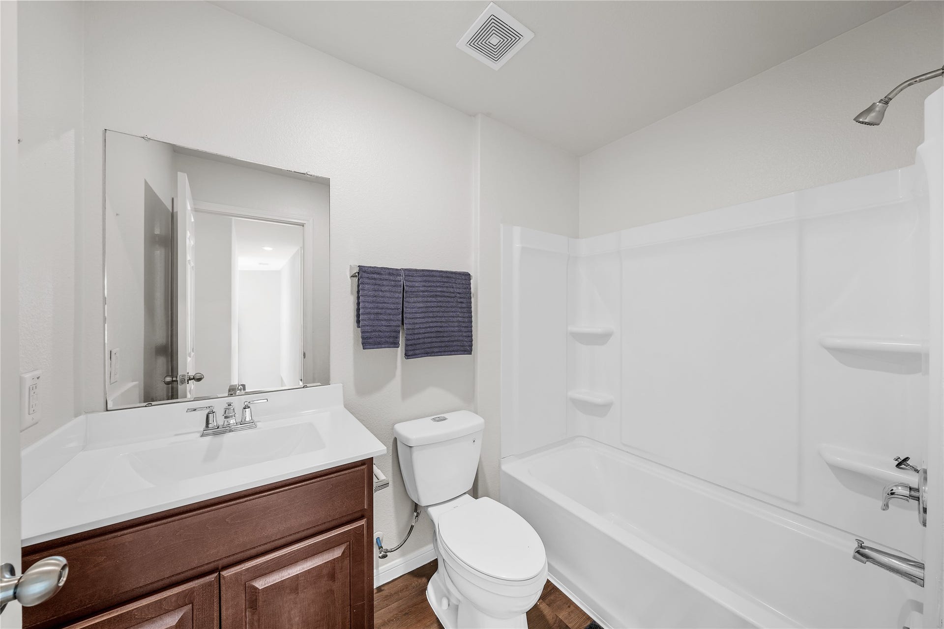 4627 Prairie Chase Drive, Houston, TX 77069 Secondary bathroom