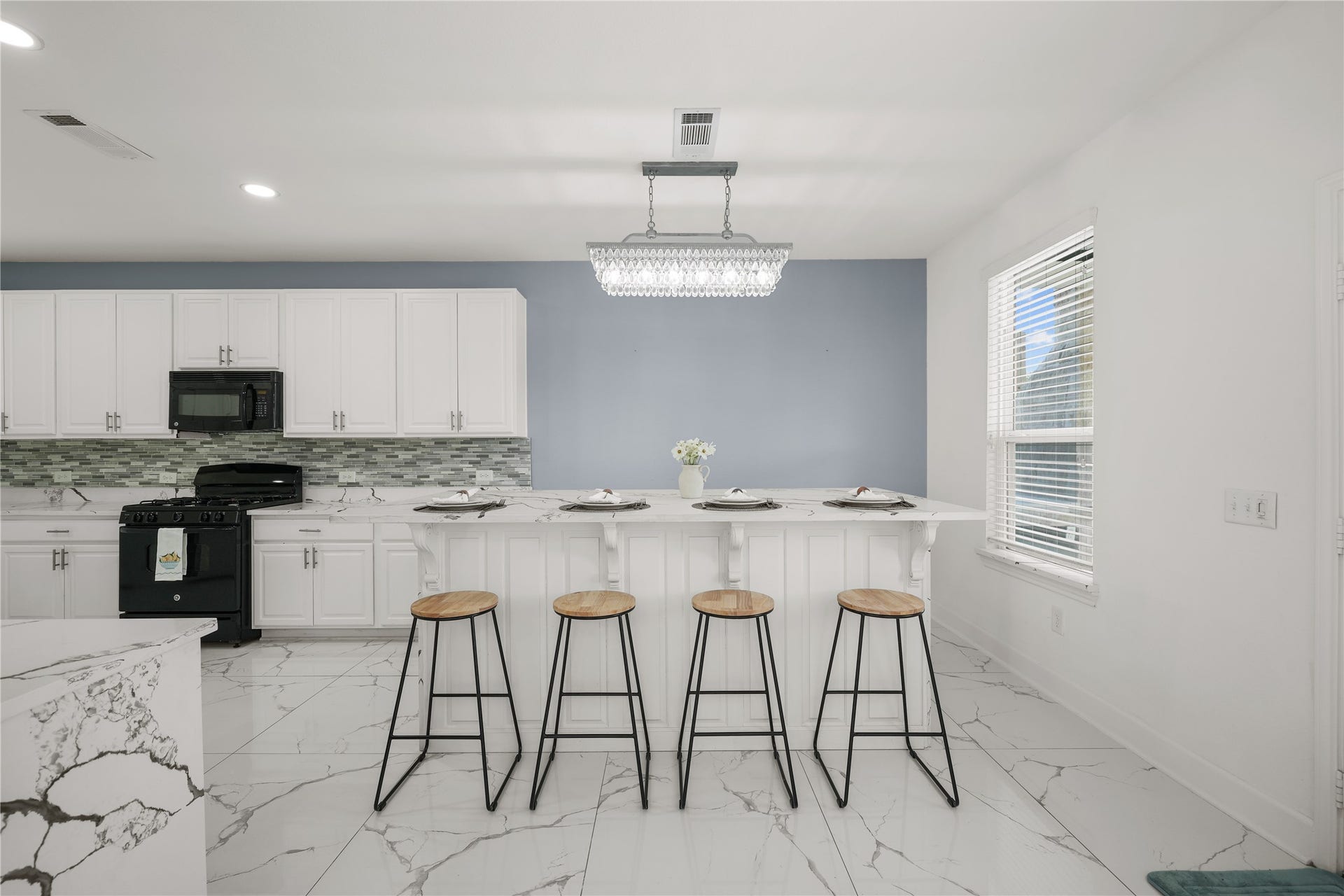 4627 Prairie Chase Drive, Houston, TX 77069 Breakfast/dinning island