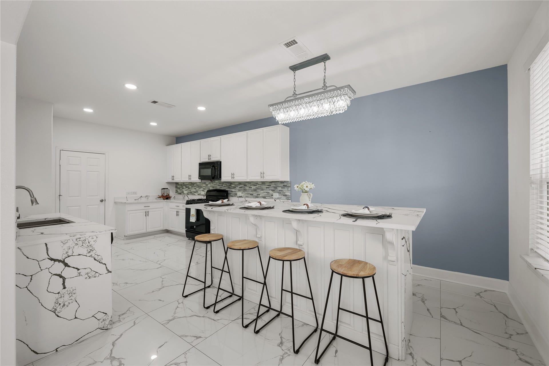4627 Prairie Chase Drive, Houston, TX 77069 Kitchen breakfast/dinning island