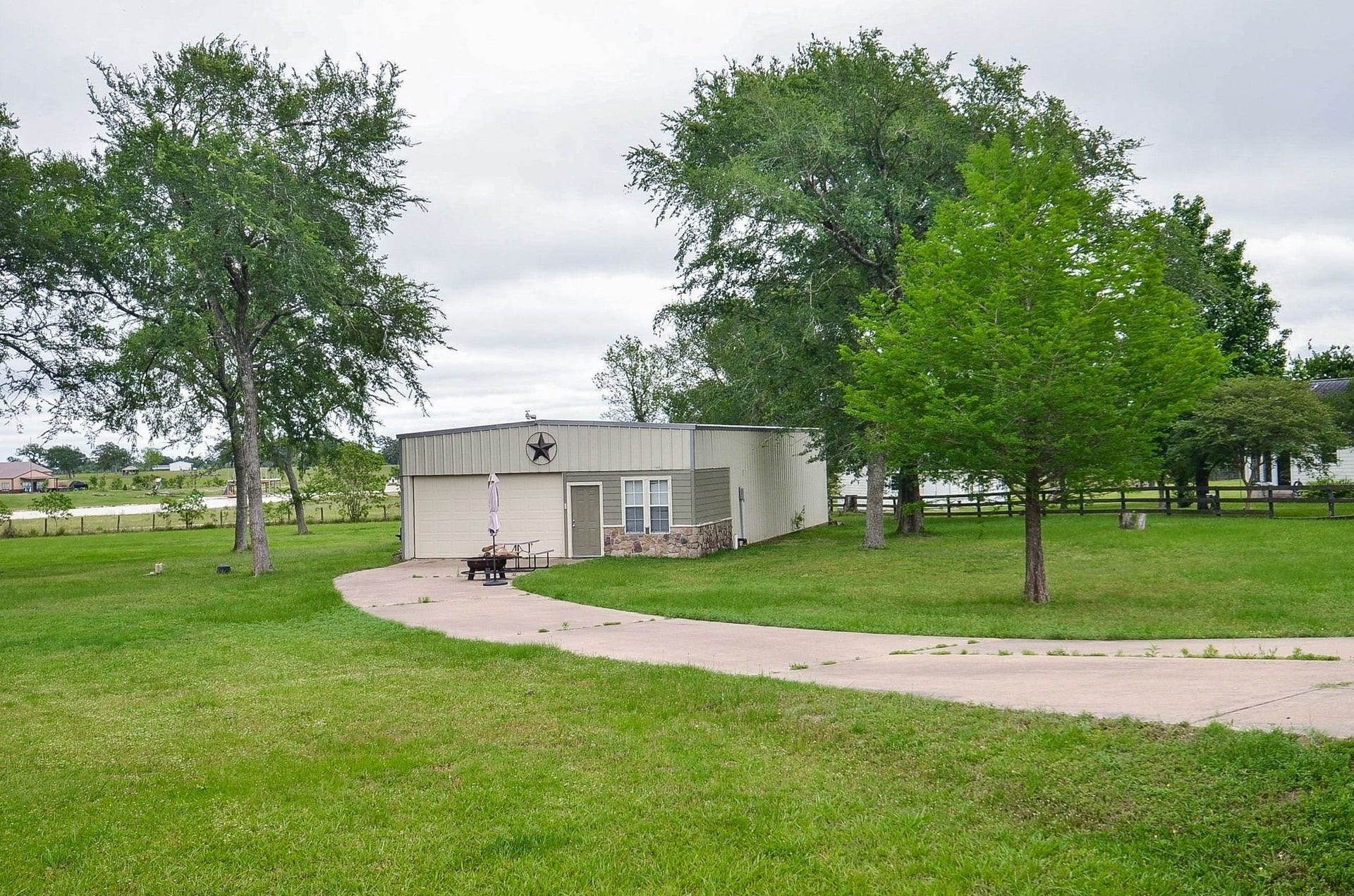 27644 Spring Hill Road, Hempstead, TX 77445 30x60 Shop/Garage with 200 amp electrical service, dedicated office and a half bath. Multiple roll up doors.