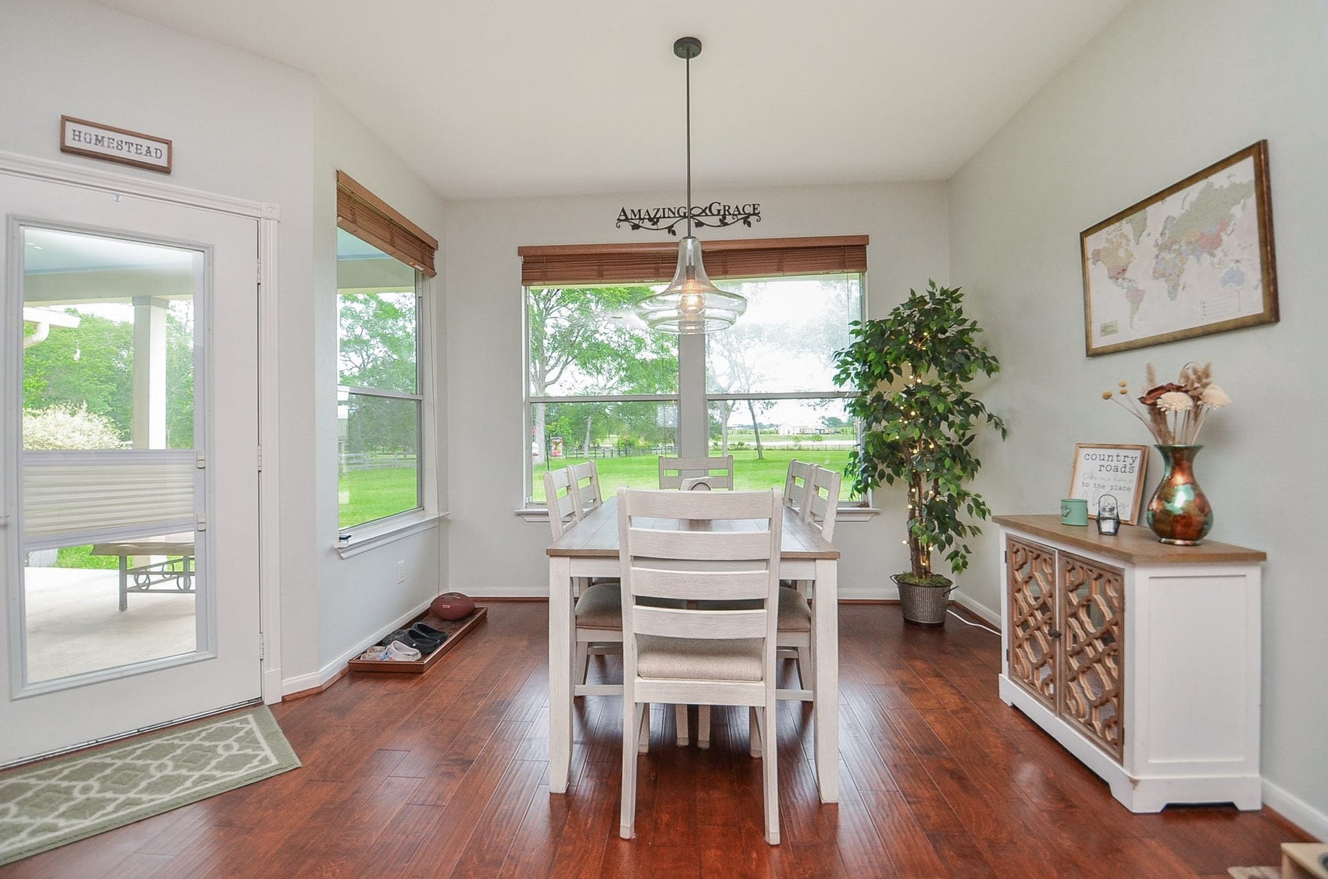 27644 Spring Hill Road, Hempstead, TX 77445 Breakfast area in the back of the home with amazing views