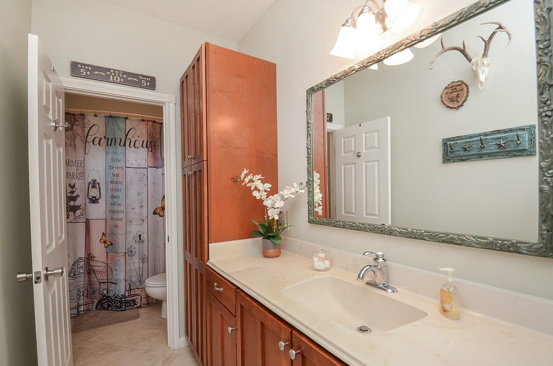 27644 Spring Hill Road, Hempstead, TX 77445 This lovely secondary ensuite bath offers the same creature comforts as its primary.