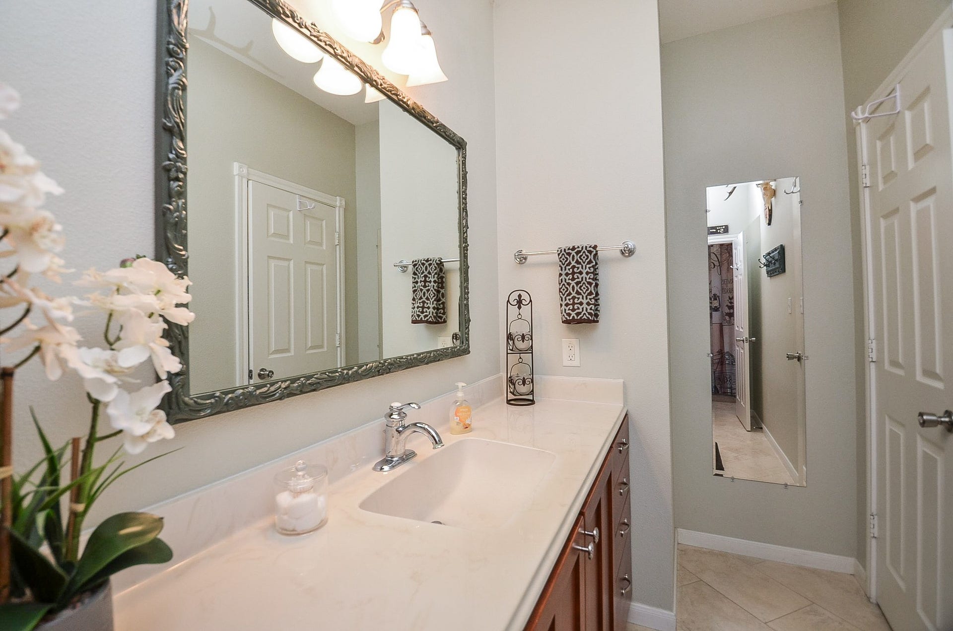 27644 Spring Hill Road, Hempstead, TX 77445 Long, full counter space complements your natural relaxed rhythms.