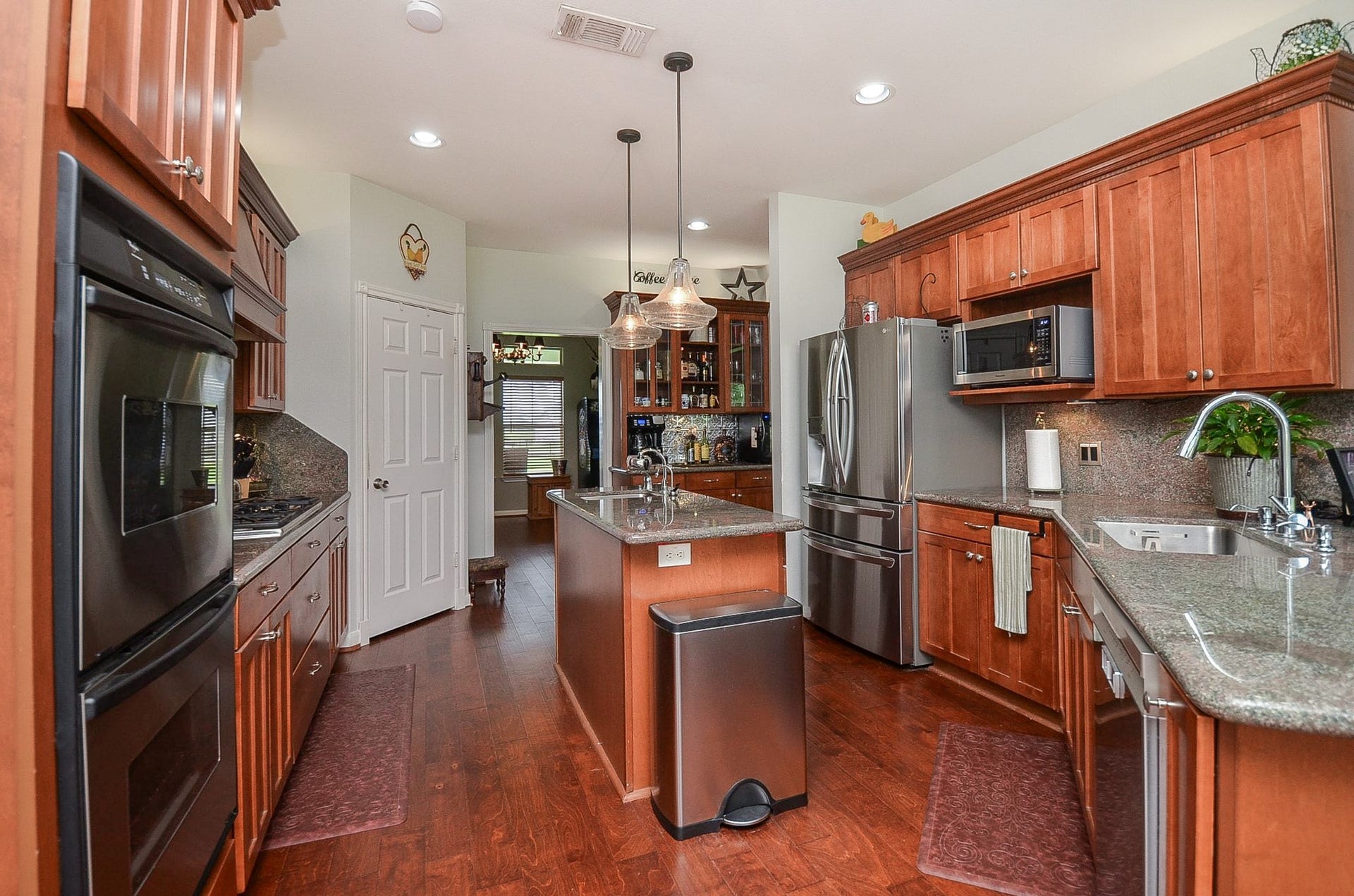 27644 Spring Hill Road, Hempstead, TX 77445 Imagine everyday or special day entertaining in this easily workable kitchen.