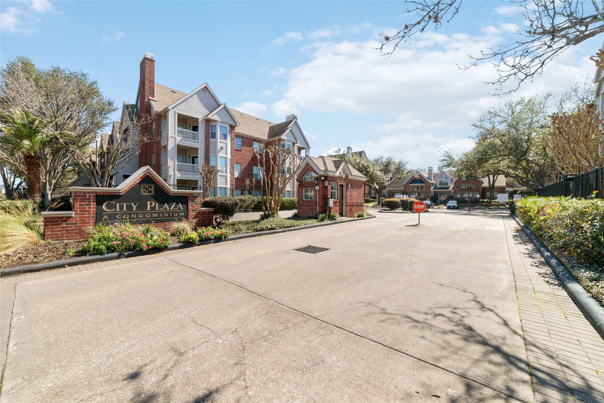 Minutes from Hermann Park  Walk or bike to the zoo, jogging trails, and stunning green spaces nearby.
