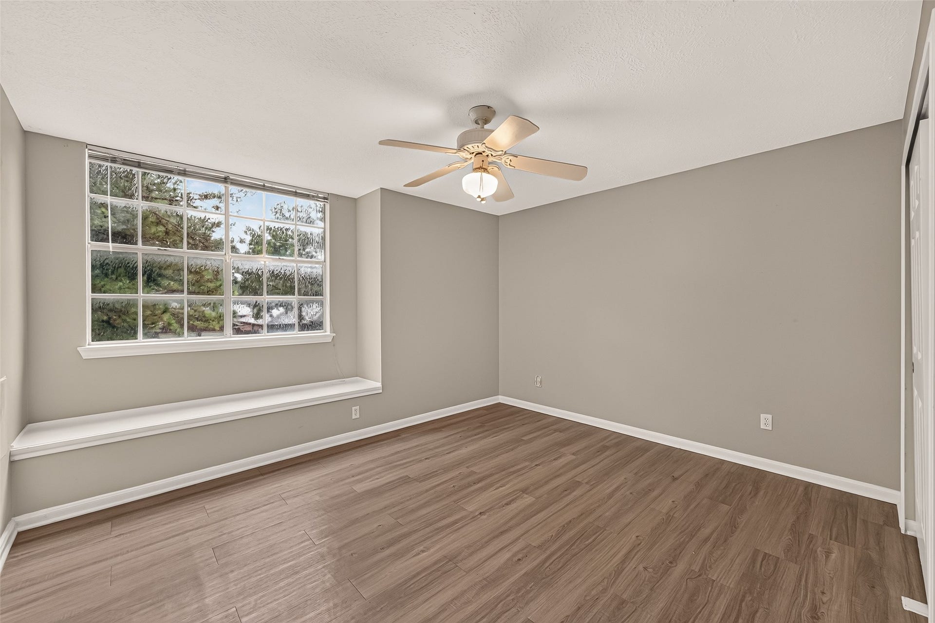 22818 Williamschase Drive, Katy, TX 77449 Spacious and bright bedroom on the second floor with a large window with a charming built in window ledge offering views of the front yard.