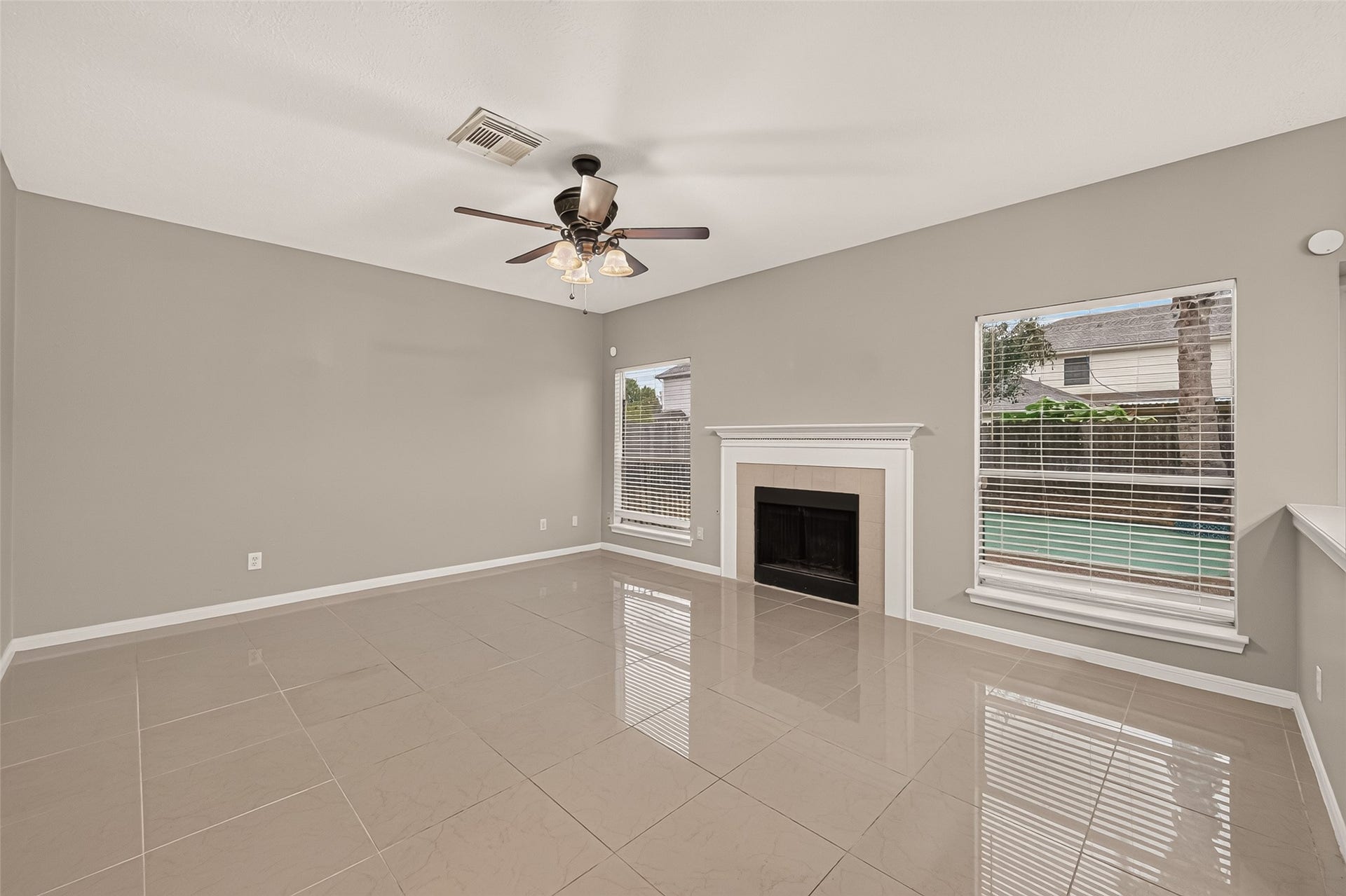 22818 Williamschase Drive, Katy, TX 77449 Spacious and inviting den opened to the kitchen.