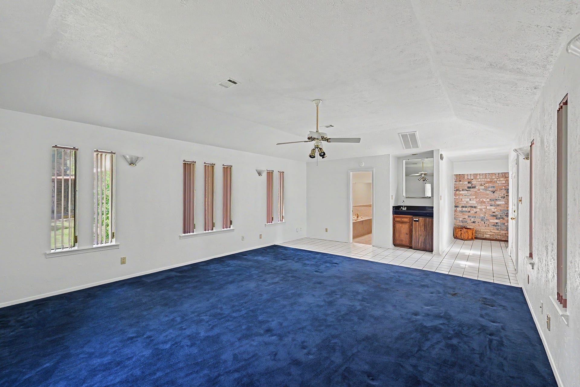 5403 Boots Road, Houston, TX 77091 HUGE Primary Suite with wet bar
